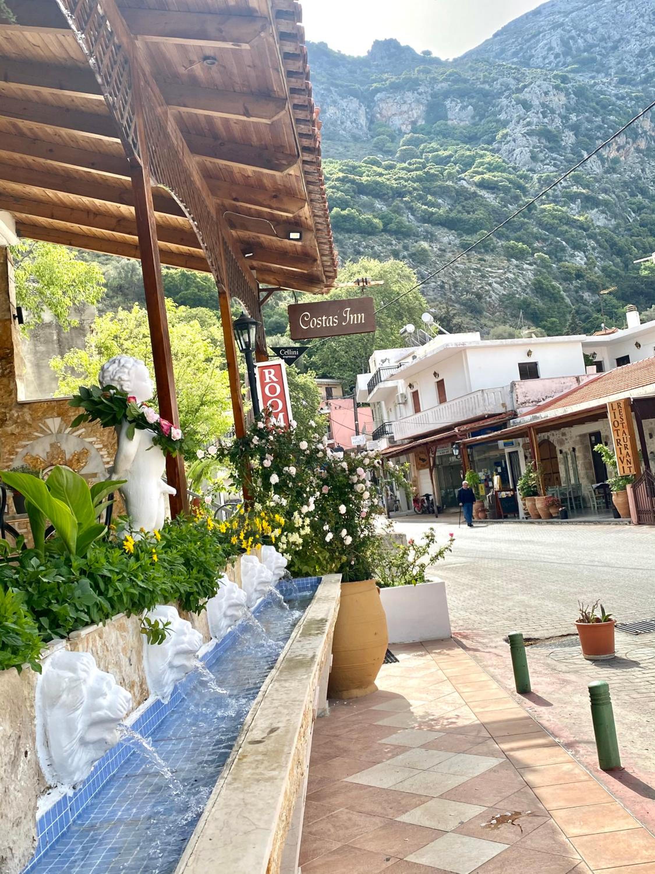Costas Inn