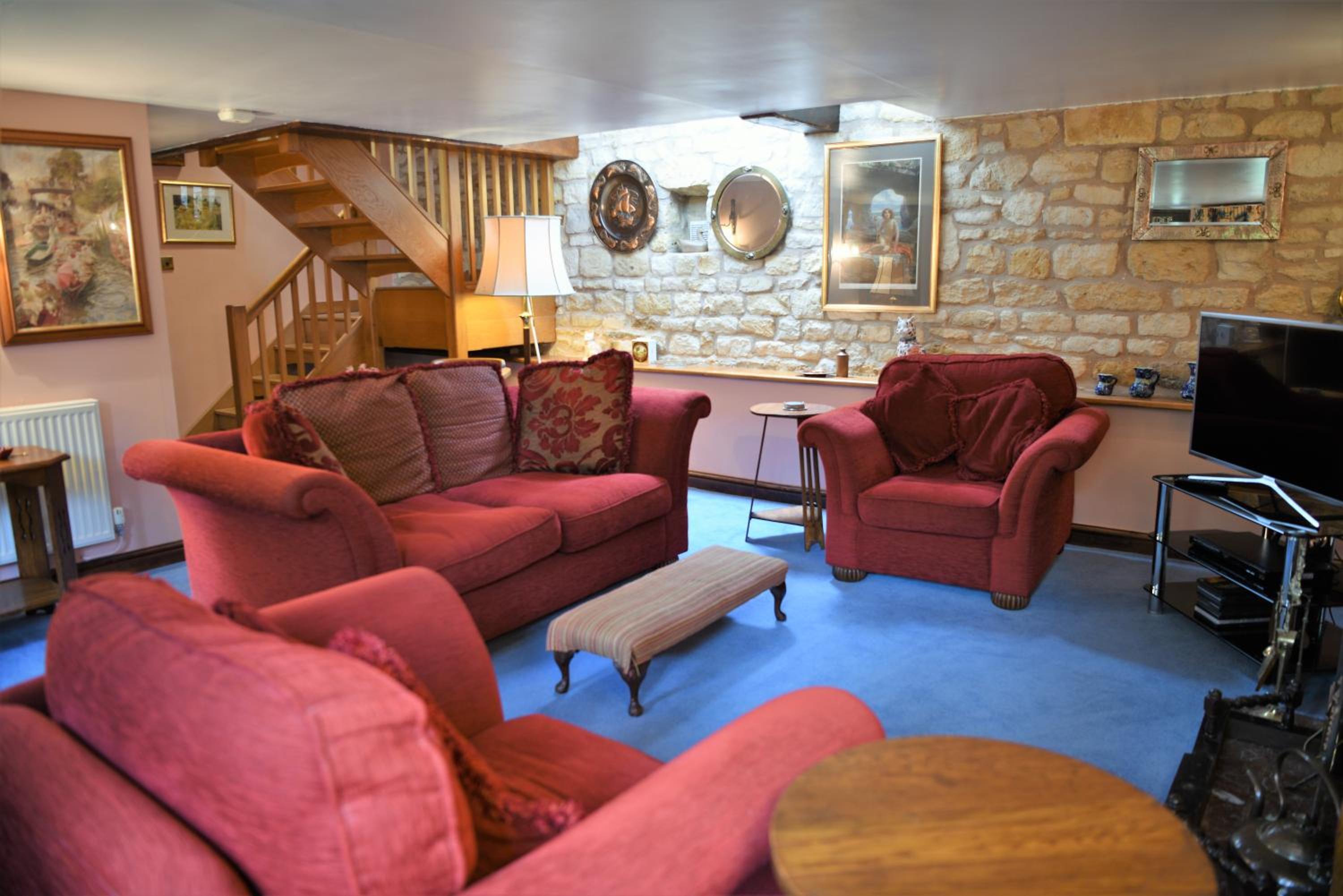 Laburnum Cottage Broadway view 2