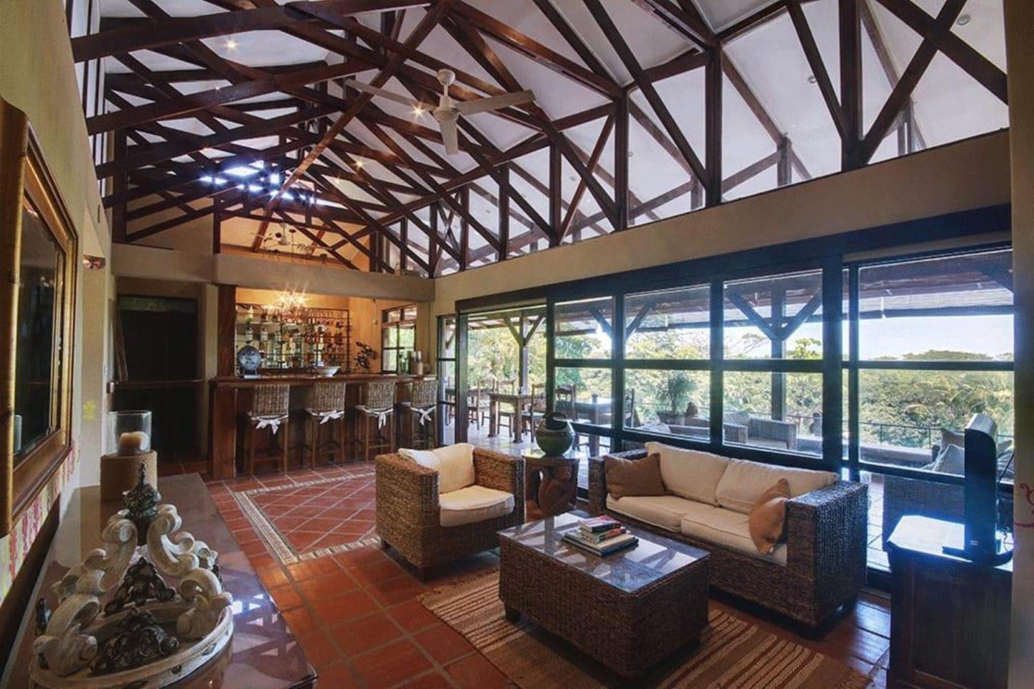 4 Architectural homes, Pool and High-Speed Internet