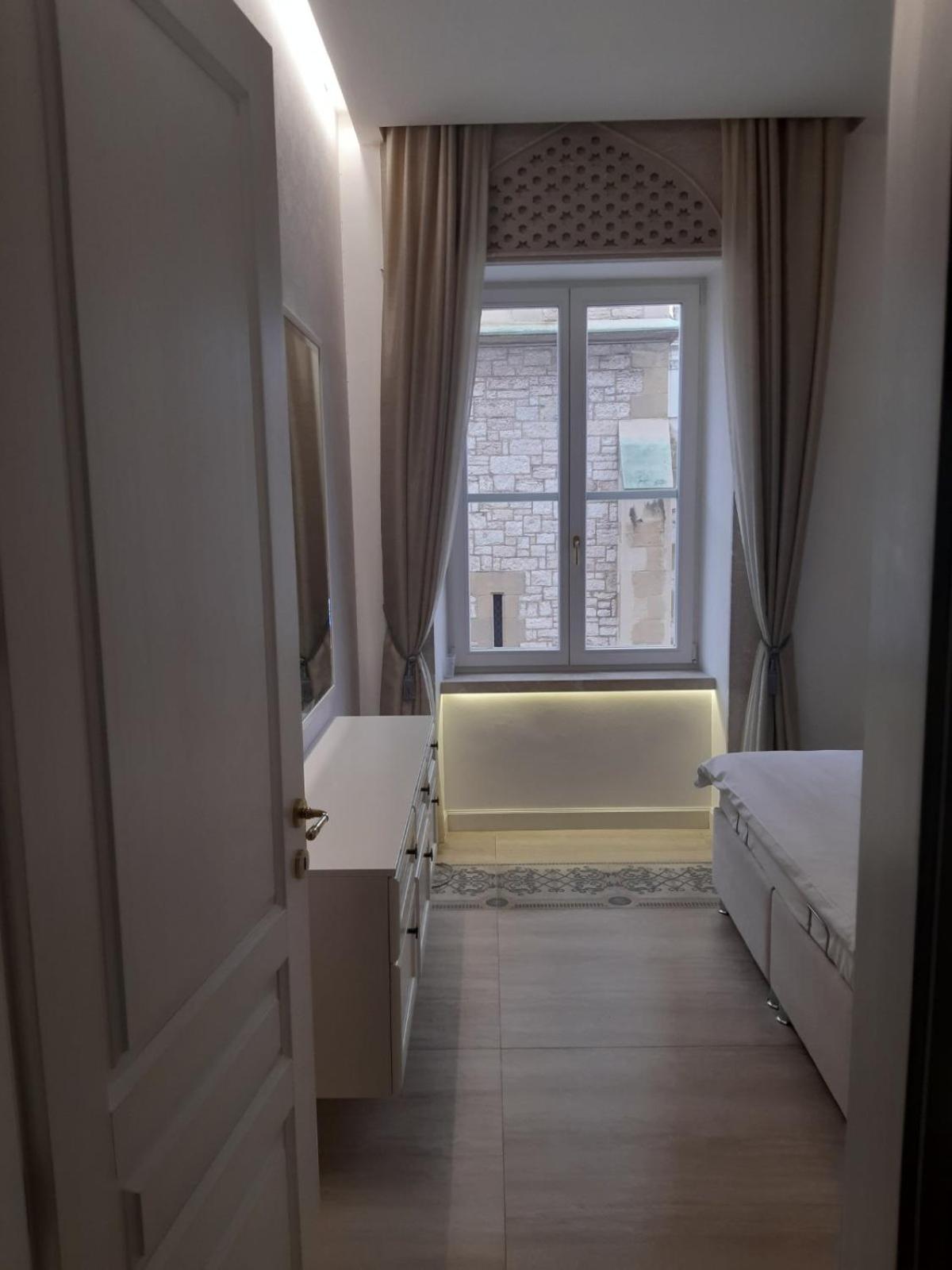 Minderluk en Sarajevo — hotel room