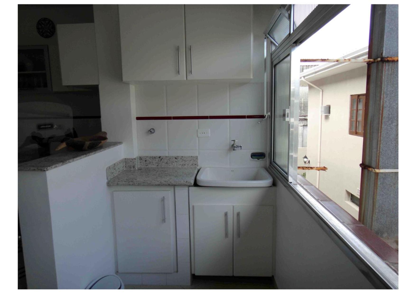Guarujá, apartamento a 100 metros da praia da enseada.