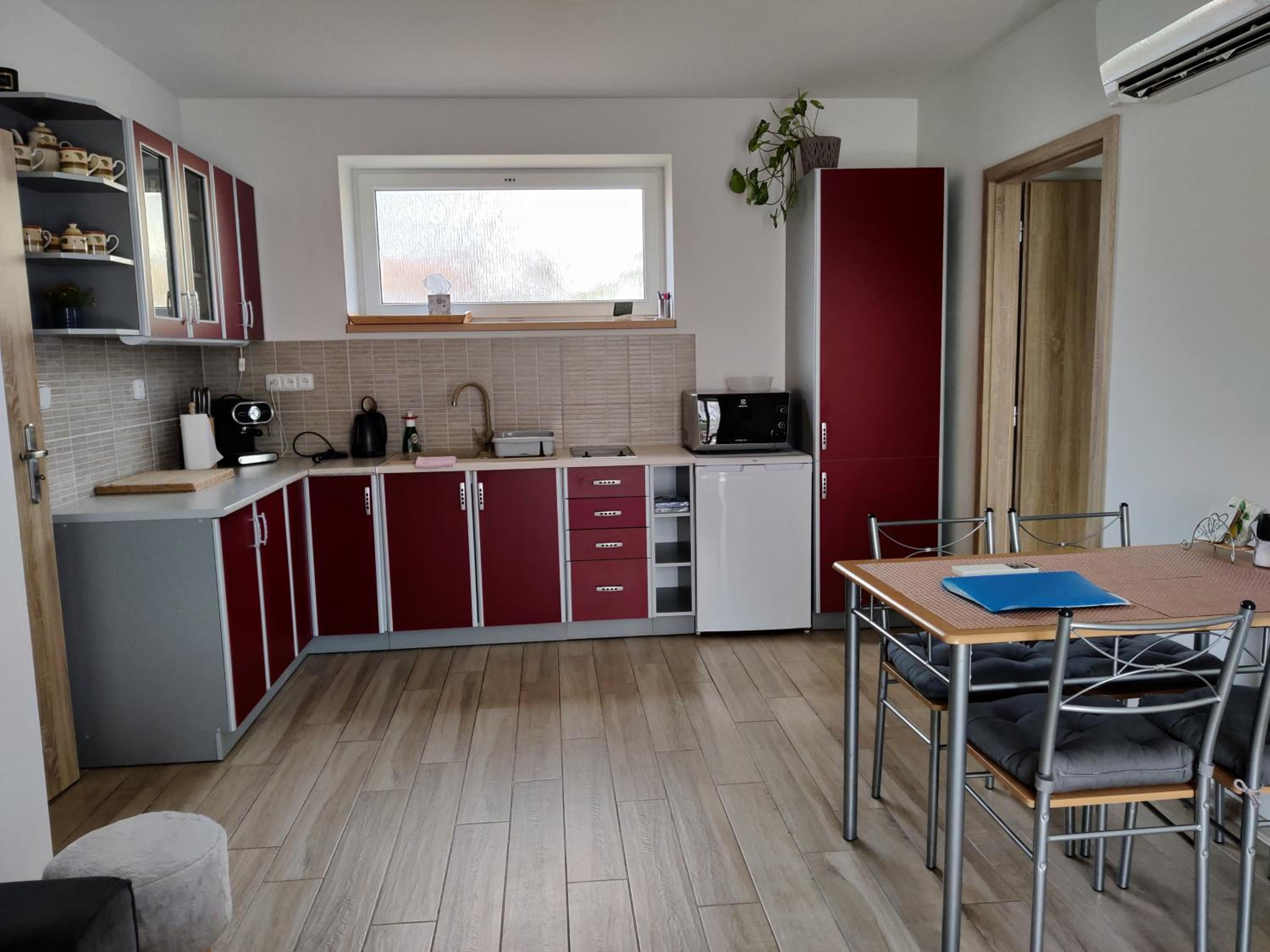 Apartman pod lipou - samostatny objekt - carport