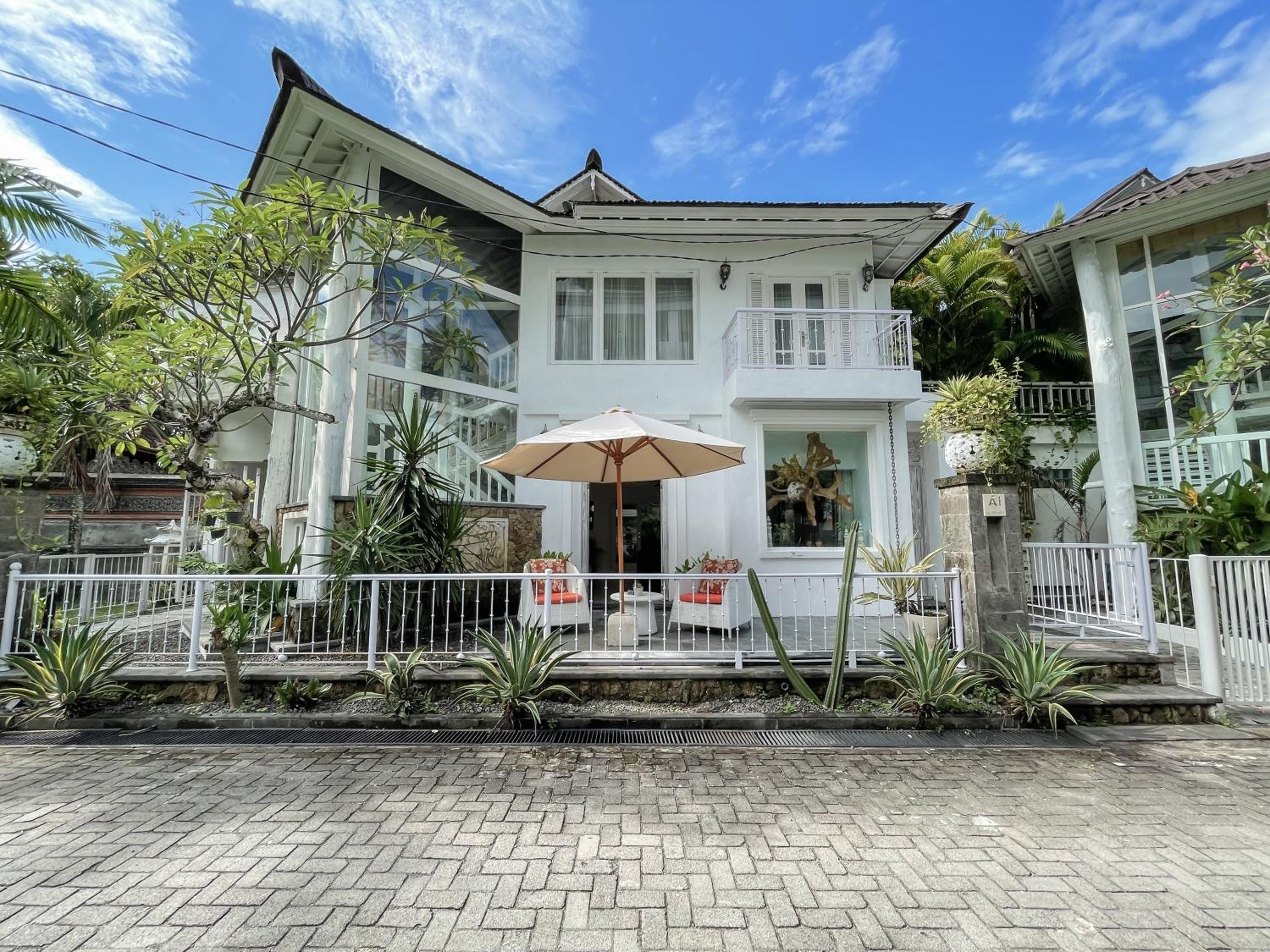 Beach House Canggu - 150m Berawa beach view 3