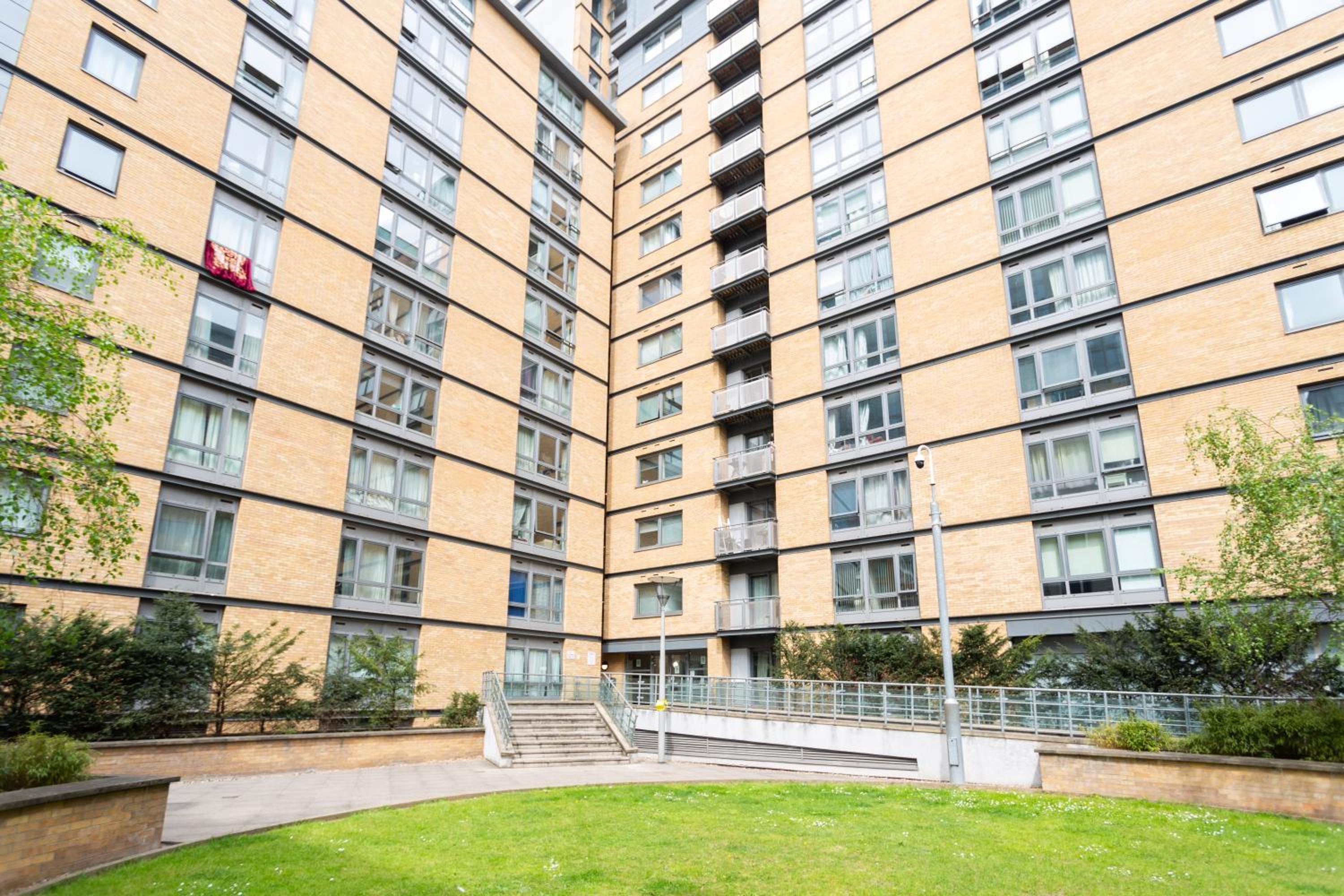Modern Spacious studio close to station