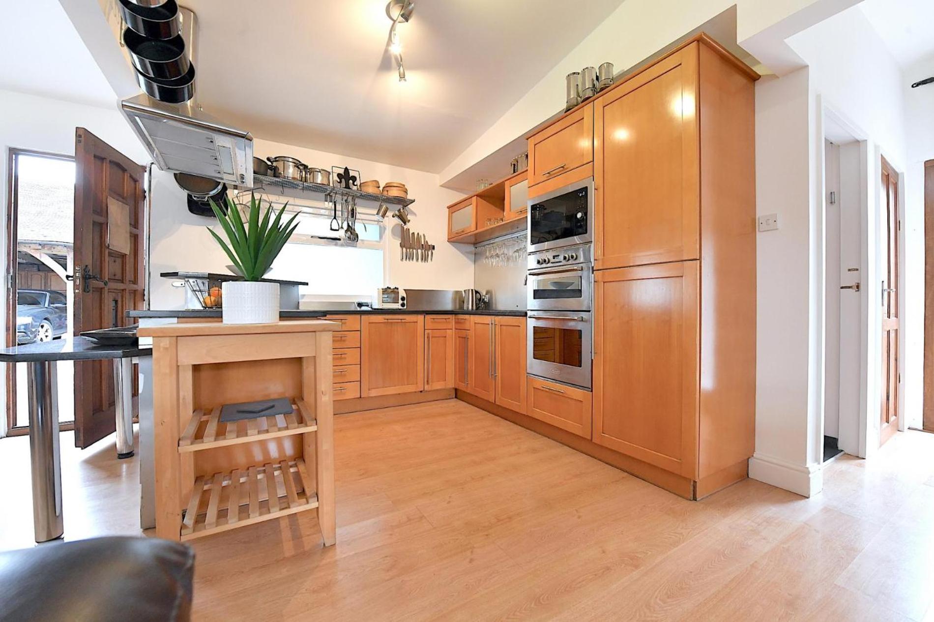 Guildford Vacations - Gorgeous 3BD Cottage in the Heart of Guildford - Property Image 3