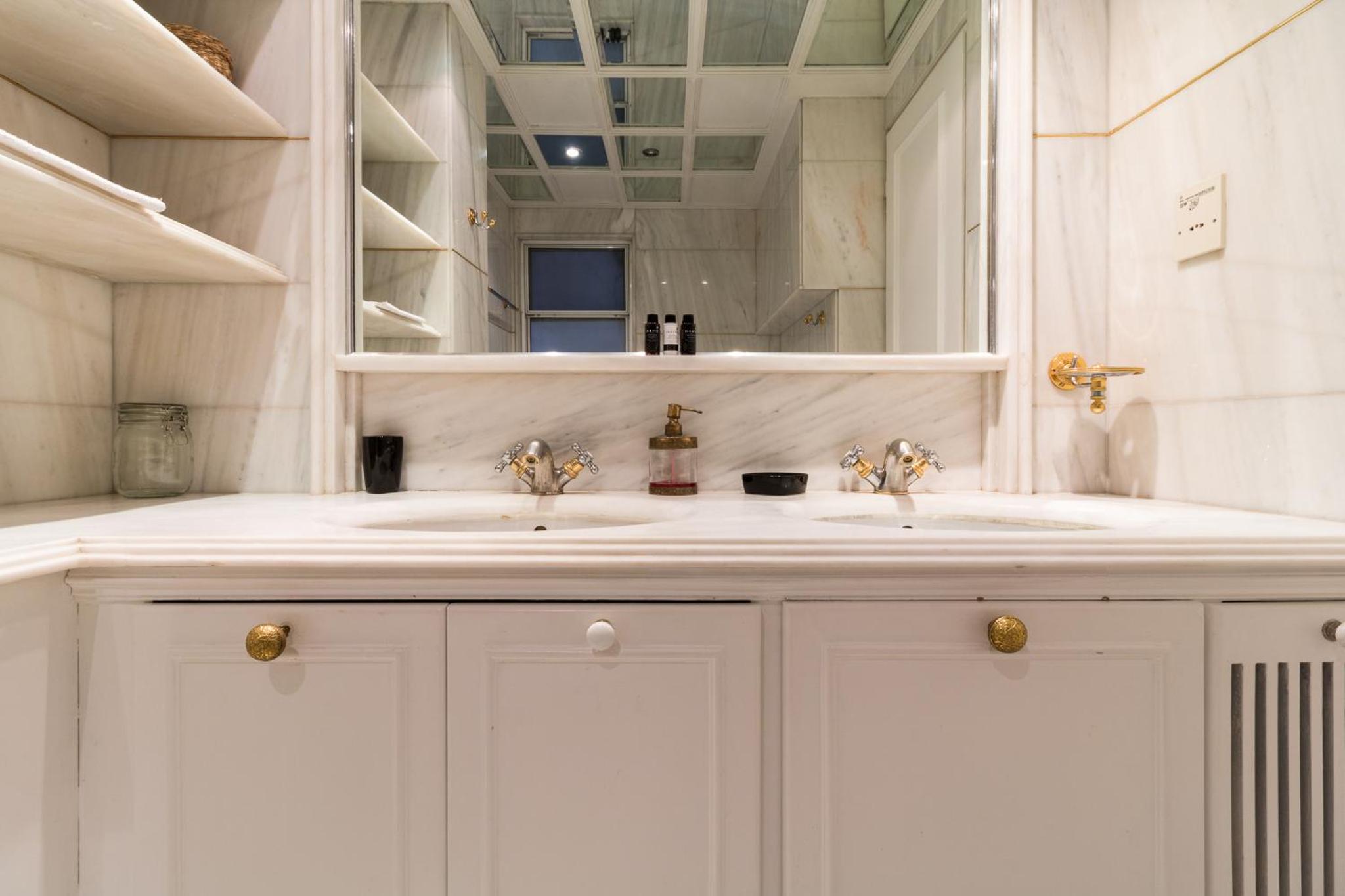 Deco Marble Apt with Acropolis view