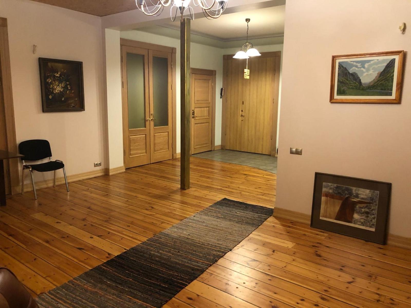 Classical large apartment on Alberta street, FREE locked PARKING view 4