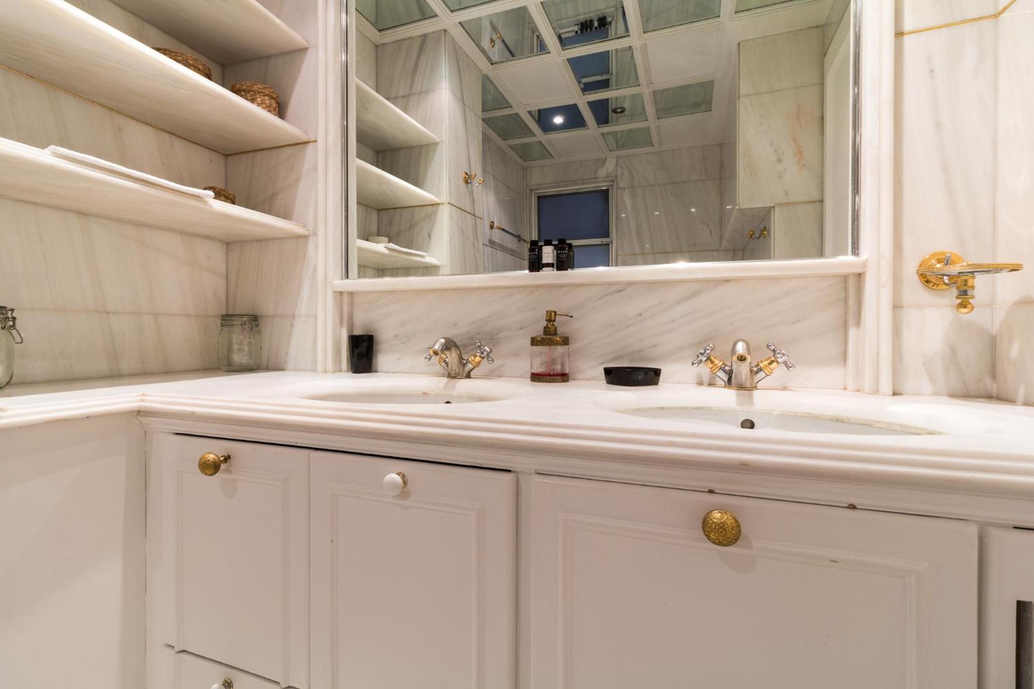 Deco Marble Apt with Acropolis view