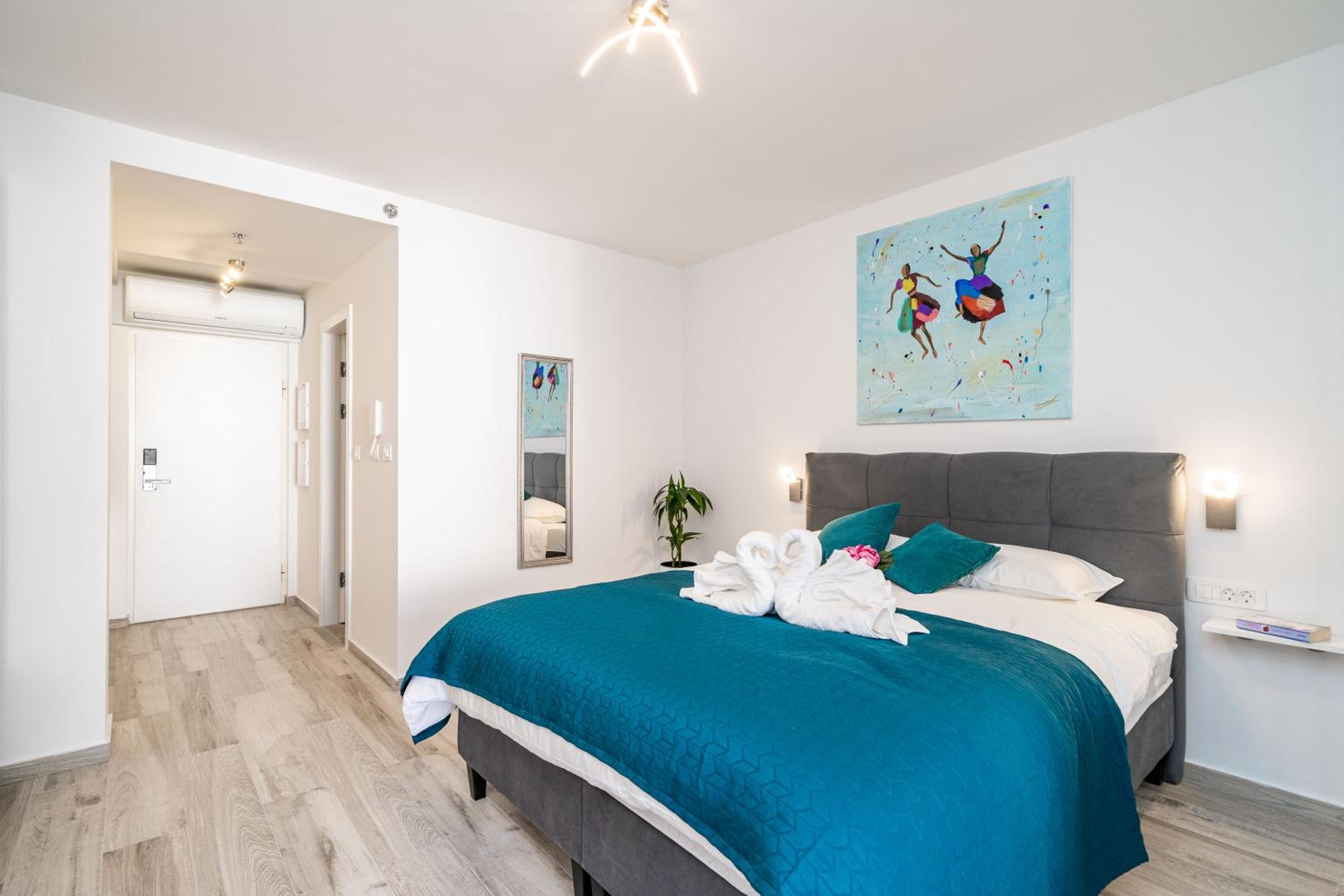 Downtown MaritA207