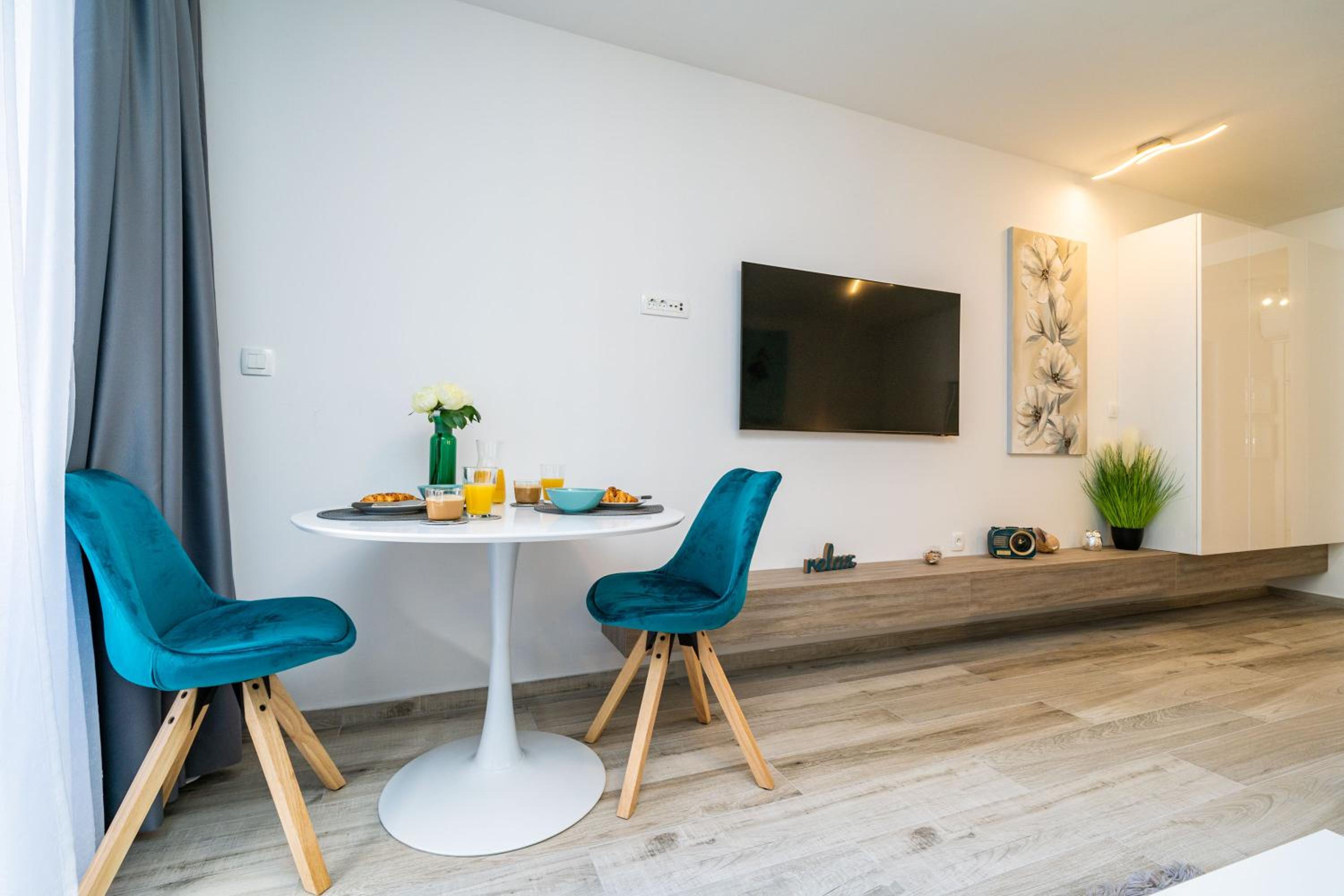 Downtown MaritA207