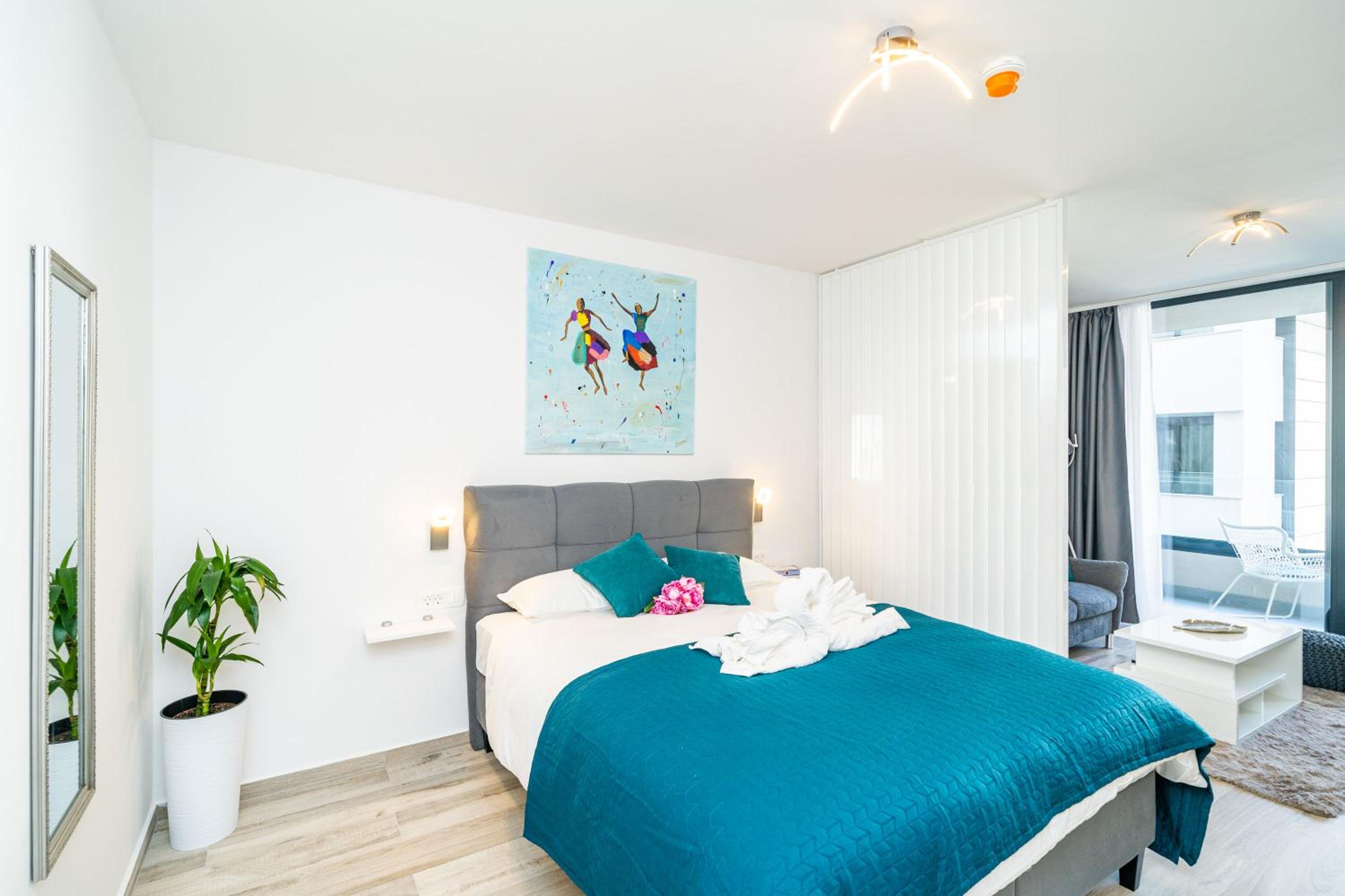 Downtown MaritA207