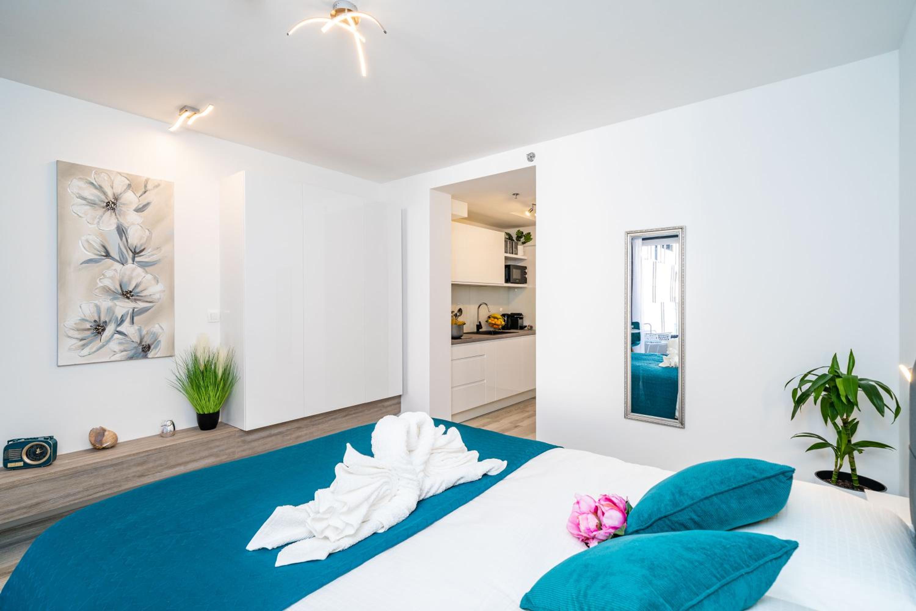 Downtown MaritA207