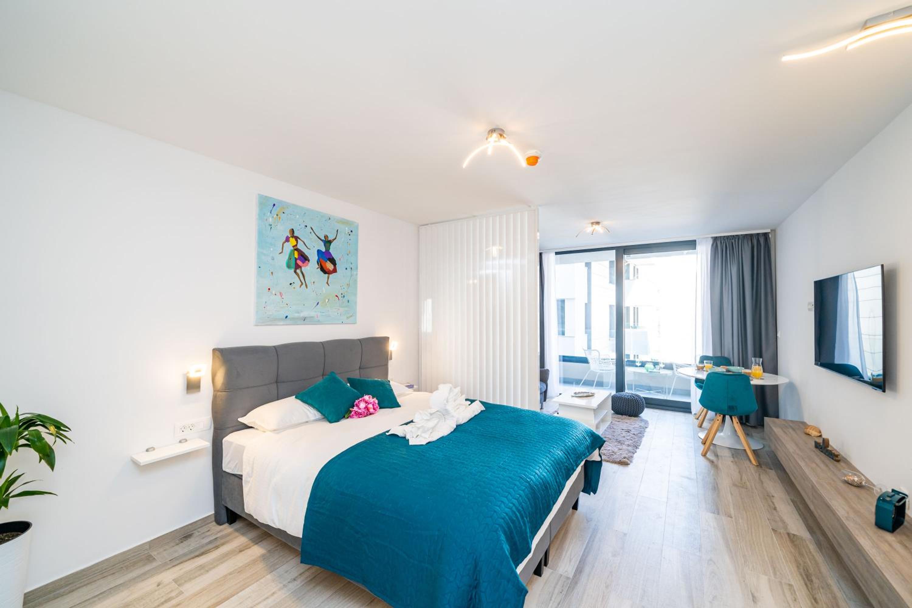 Downtown MaritA207