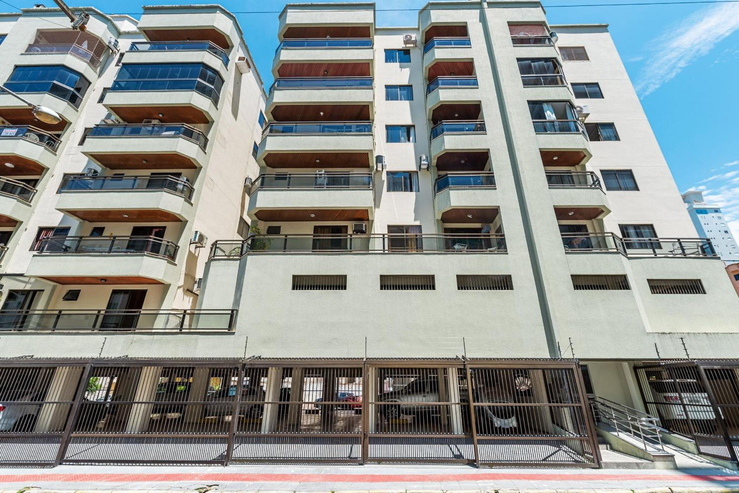 3BR apt w/ balcony, 150m to sea Meia Praia EIS305