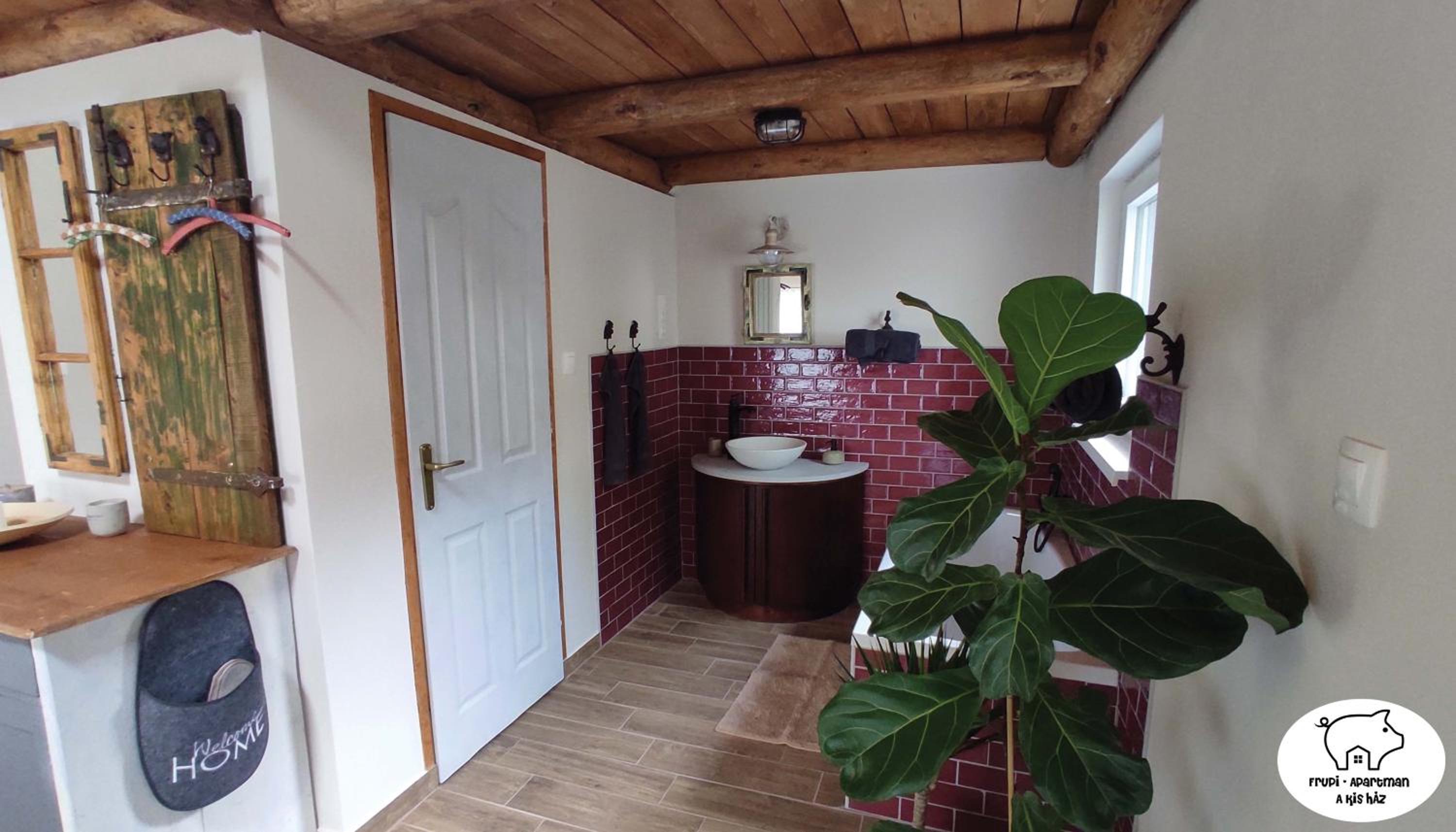 FruPi Apartmanok - A kis ház view 4