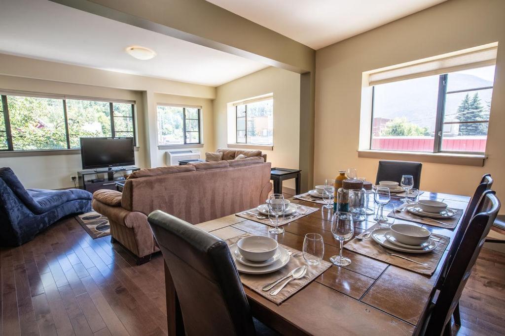 Hotel Selkirk Snug by Revelstoke Vacations - Image 1