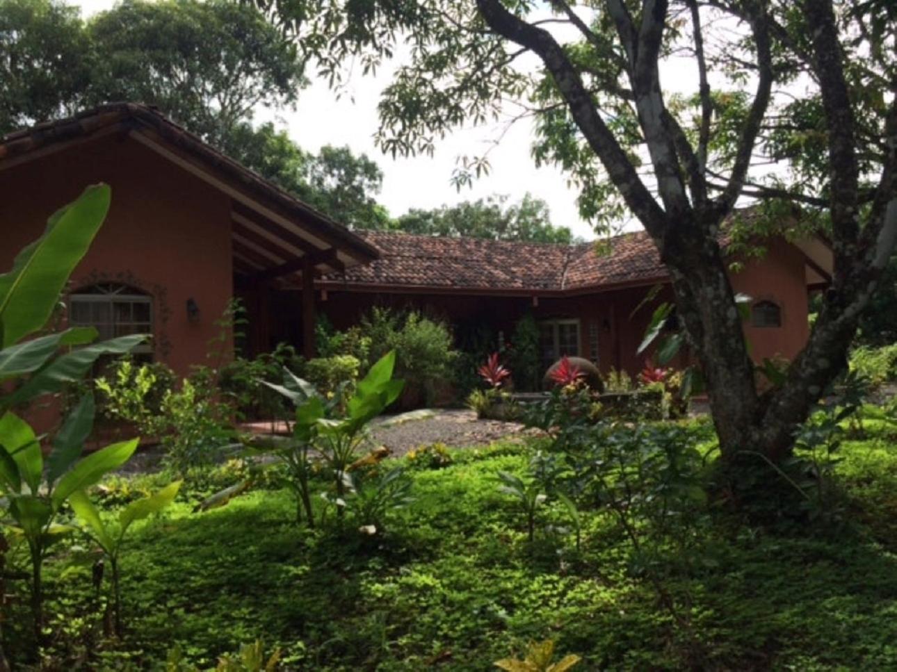 Unique 5 Architectural Homes, Pool & Wi-Fi