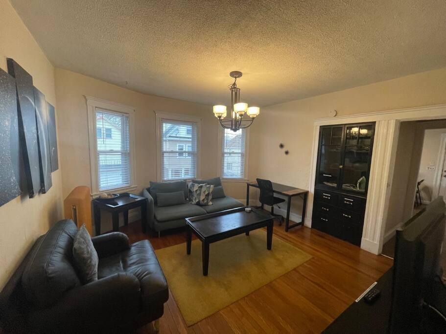 Boston Vacations - Cozy Large House close to TUFTS/Harvard/MIT 4BR - Property Image 1