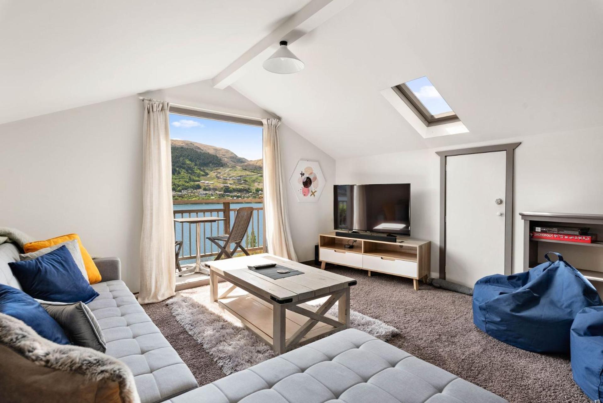 Sunny Lakeview Villa