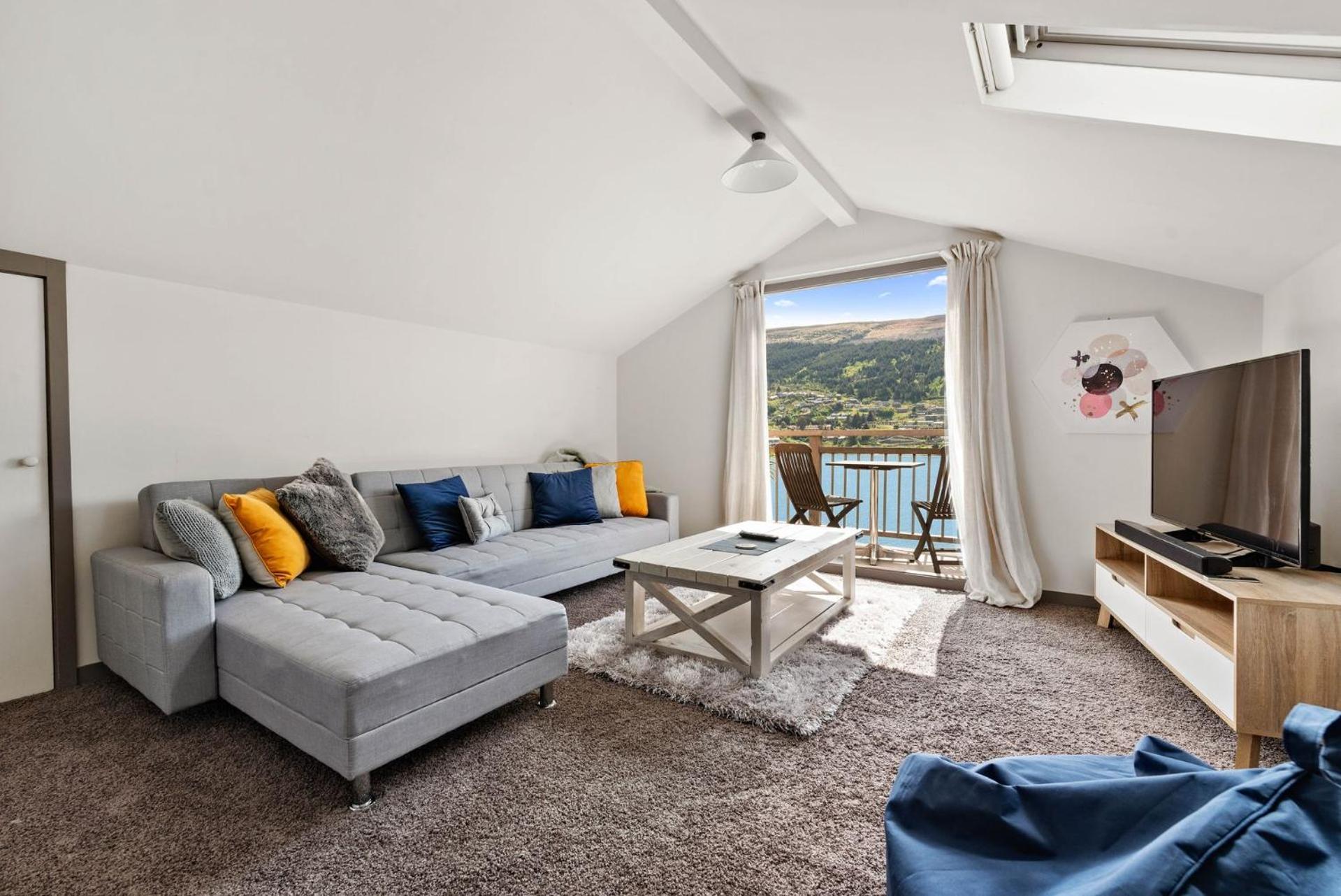 Sunny Lakeview Villa