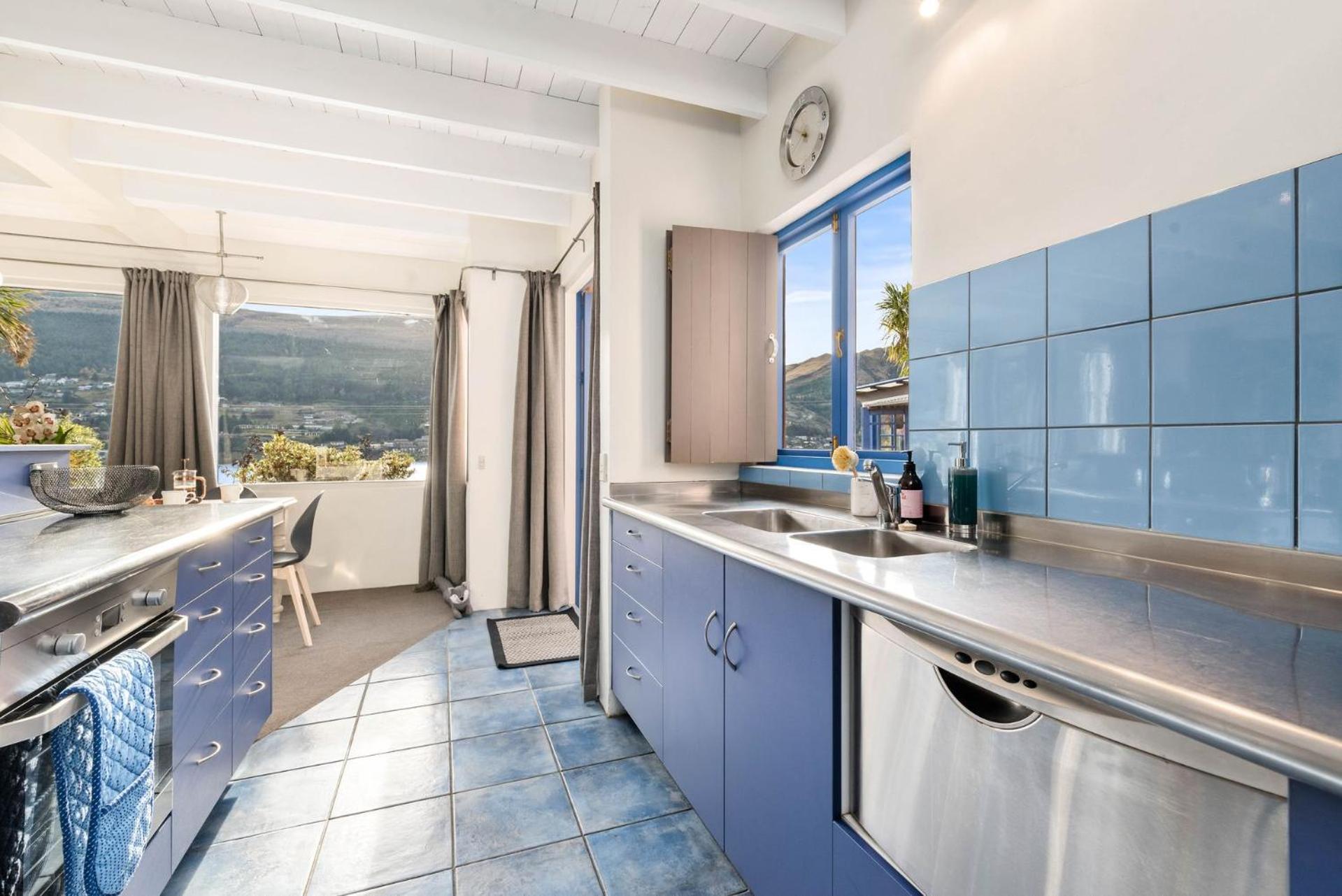 Sunny Lakeview Villa