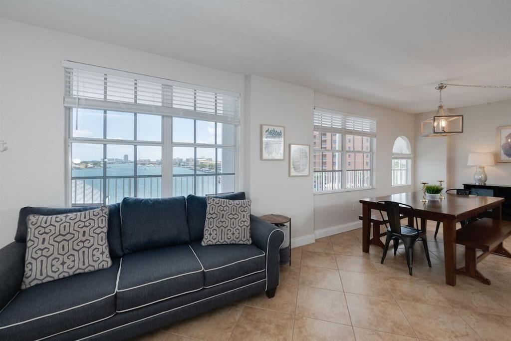 NEW Beach Condo 5 min walk to the Beach Sleeps 9