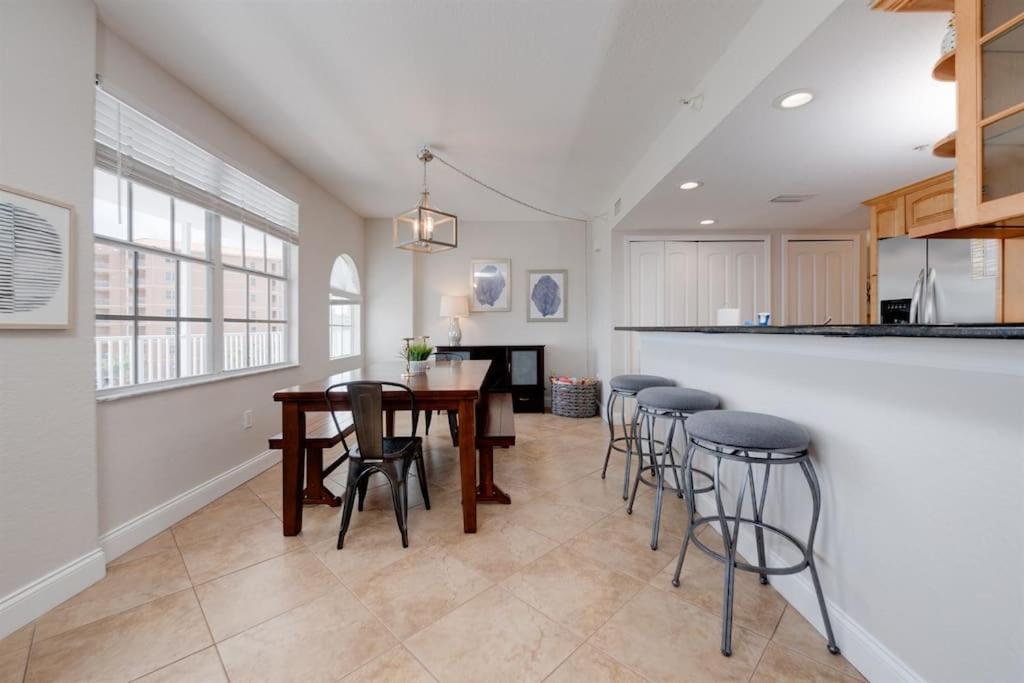 NEW Beach Condo 5 min walk to the Beach Sleeps 9