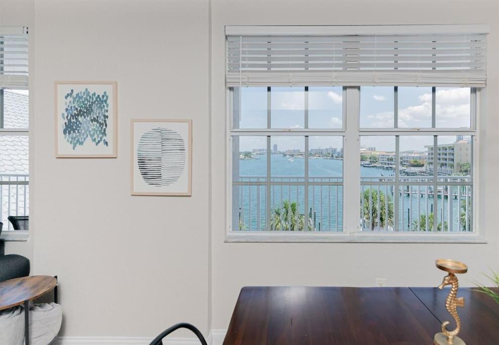 NEW Beach Condo 5 min walk to the Beach Sleeps 9