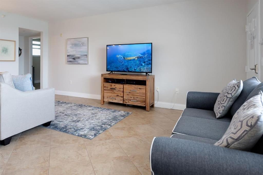 NEW Beach Condo 5 min walk to the Beach Sleeps 9
