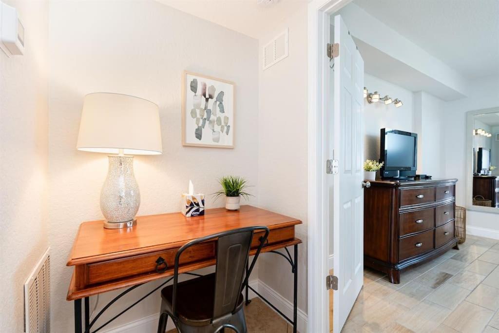 NEW Beach Condo 5 min walk to the Beach Sleeps 9