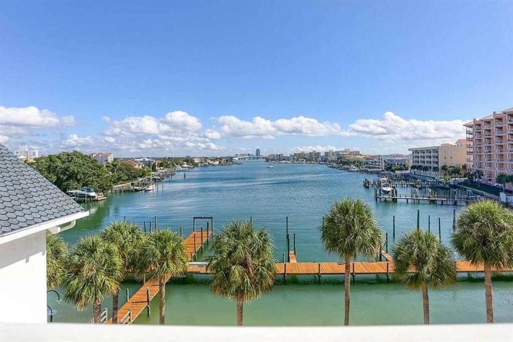 NEW Beach Condo 5 min walk to the Beach Sleeps 9