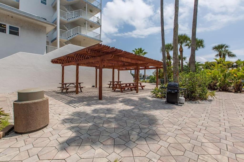 NEW Beach Condo 5 min walk to the Beach Sleeps 9