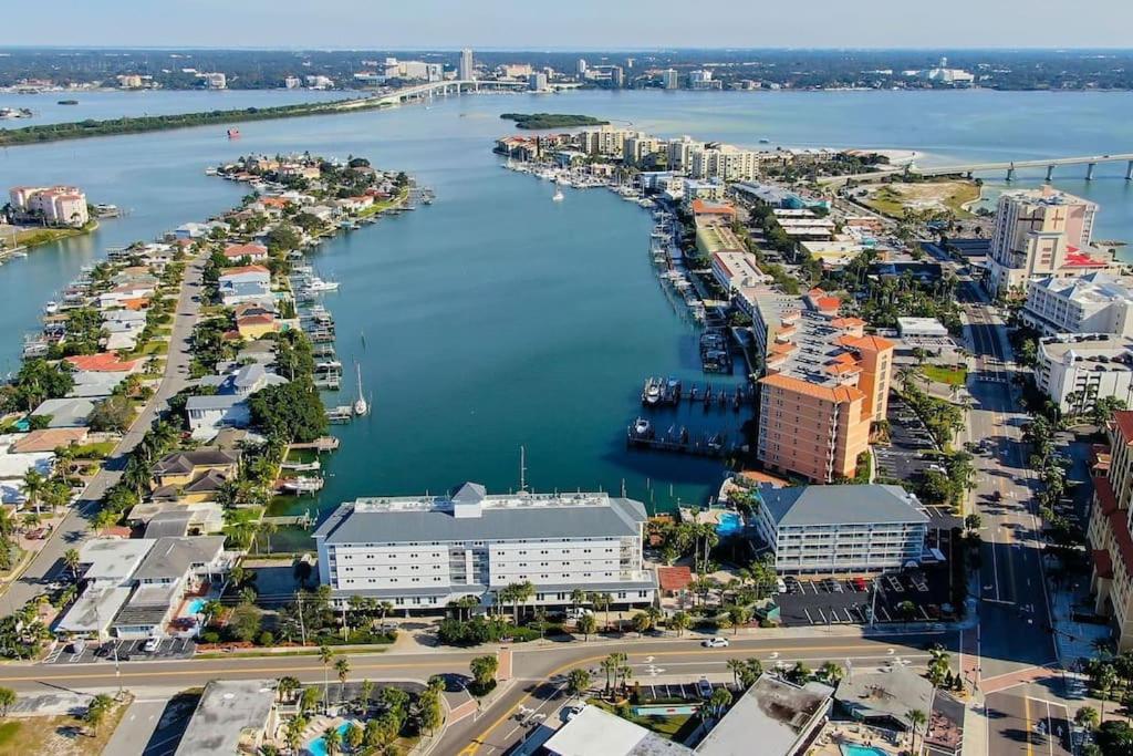 NEW Beach Condo 5 min walk to the Beach Sleeps 9