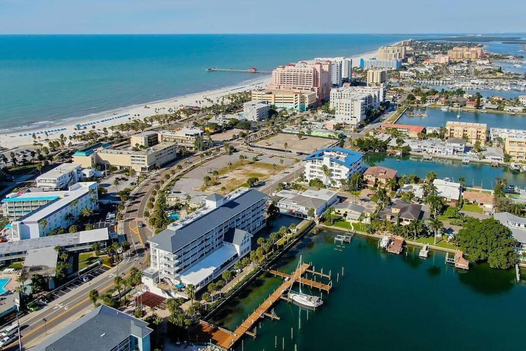 NEW Beach Condo 5 min walk to the Beach Sleeps 9