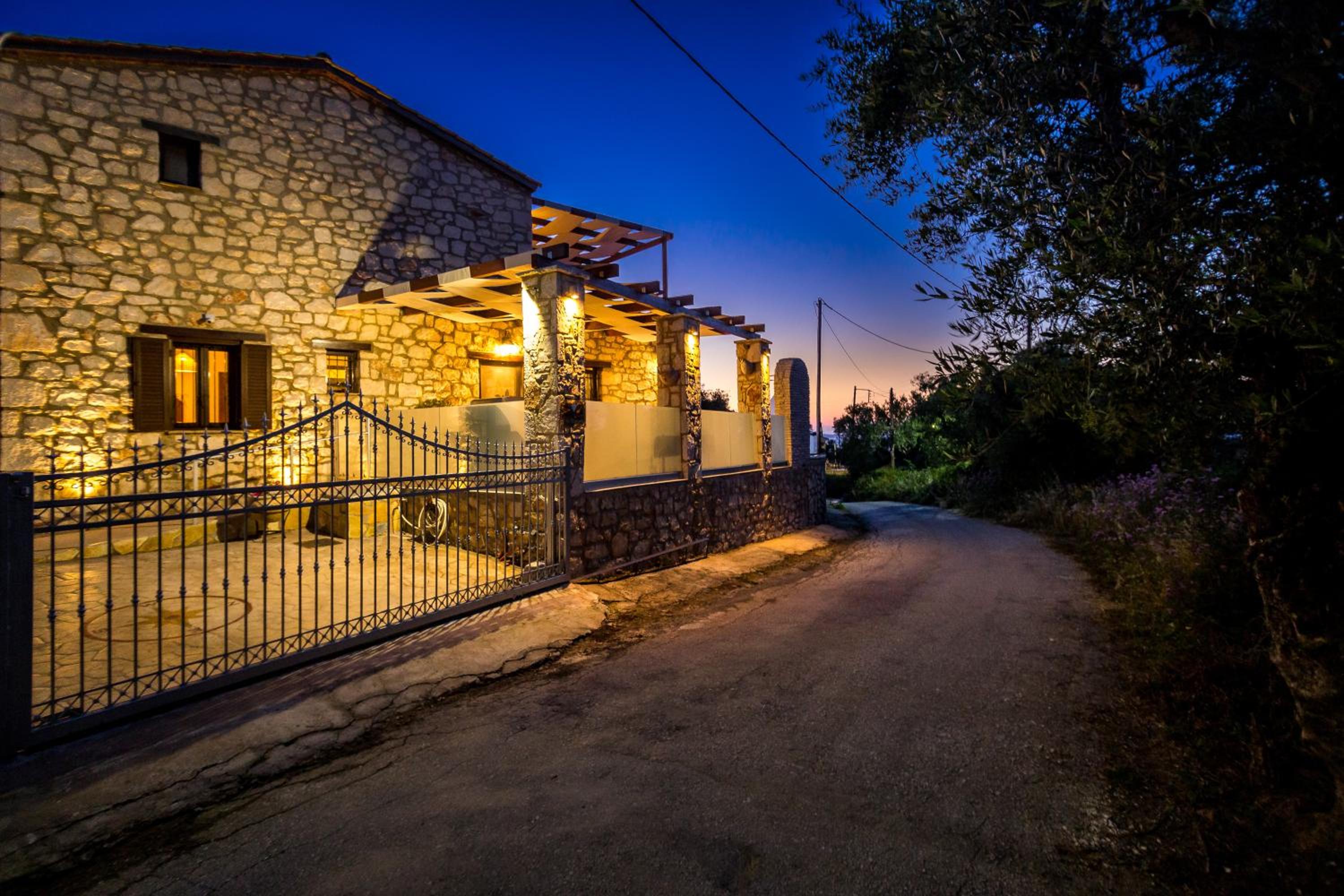 Villa Diamante -Seafront Stone Villa for 5 with Stunning Sunset Views By Villa Mana Gers