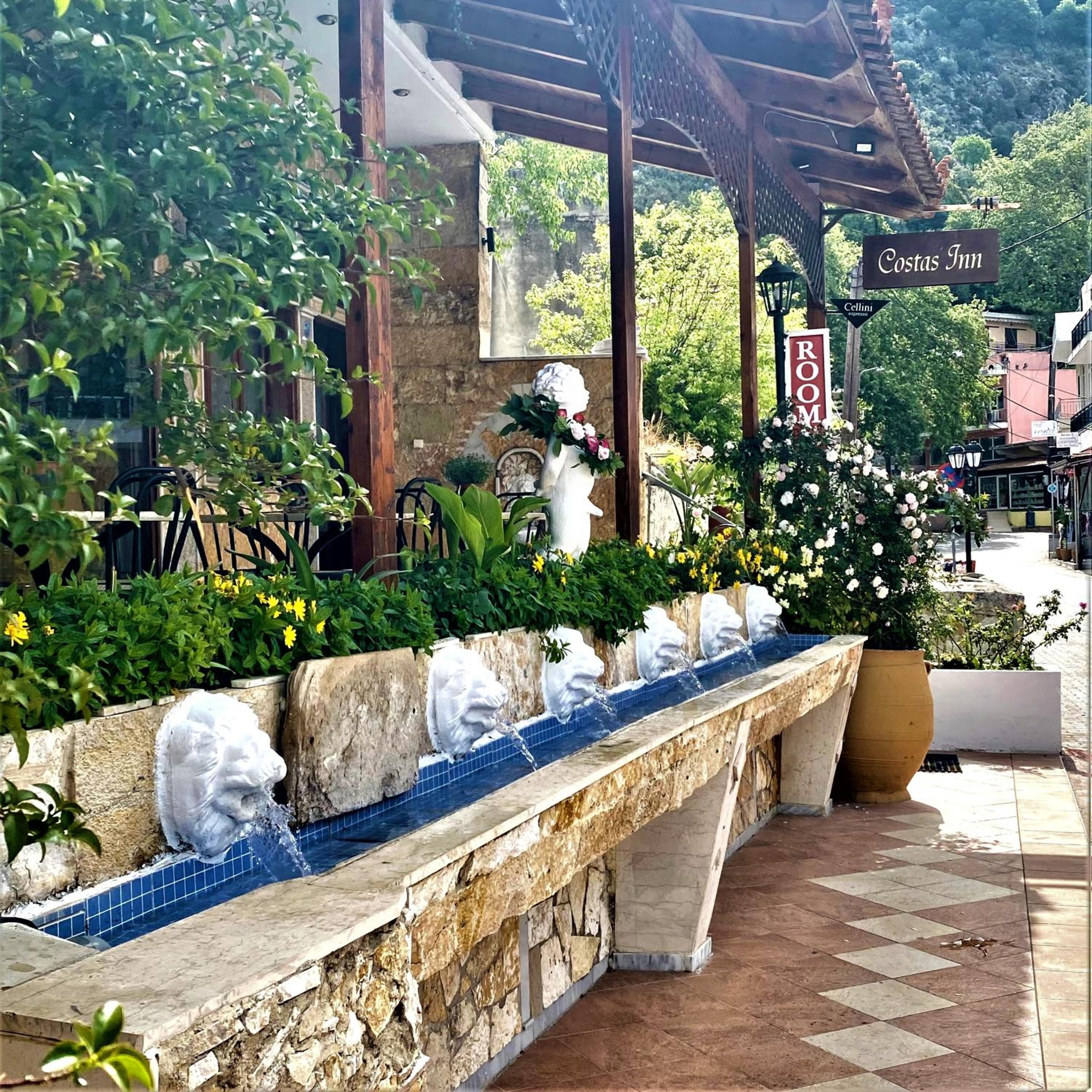 Costas Inn