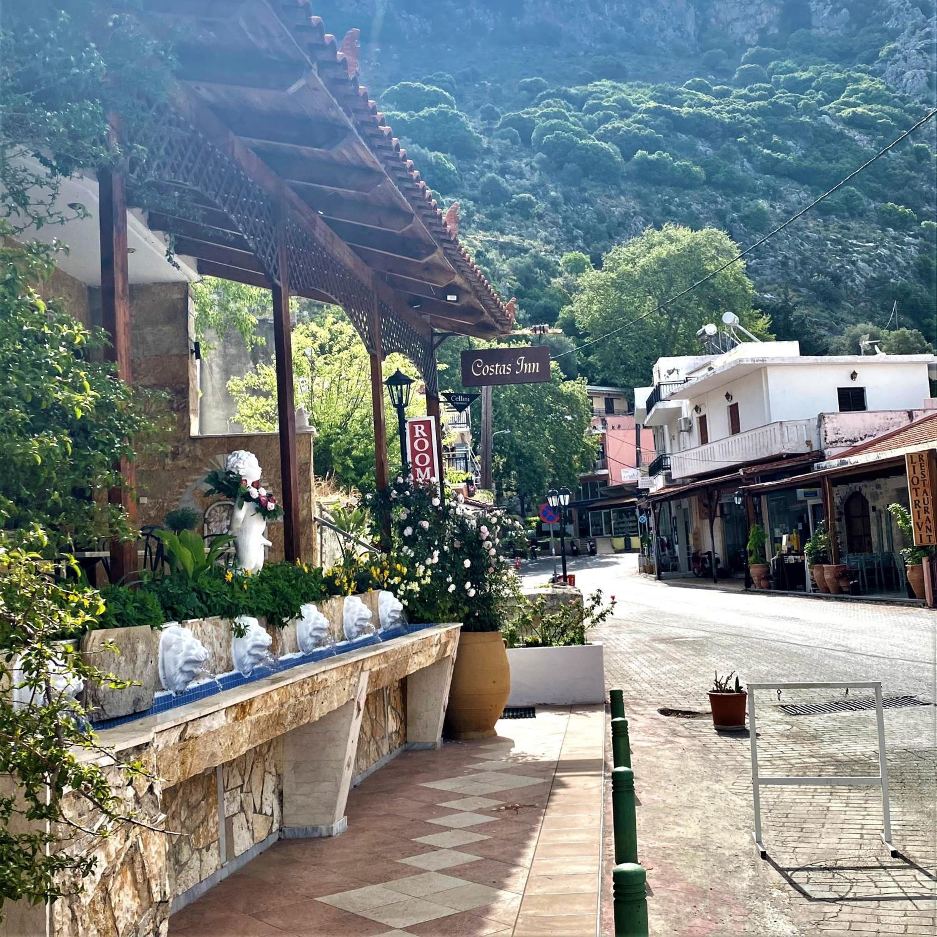 Costas Inn