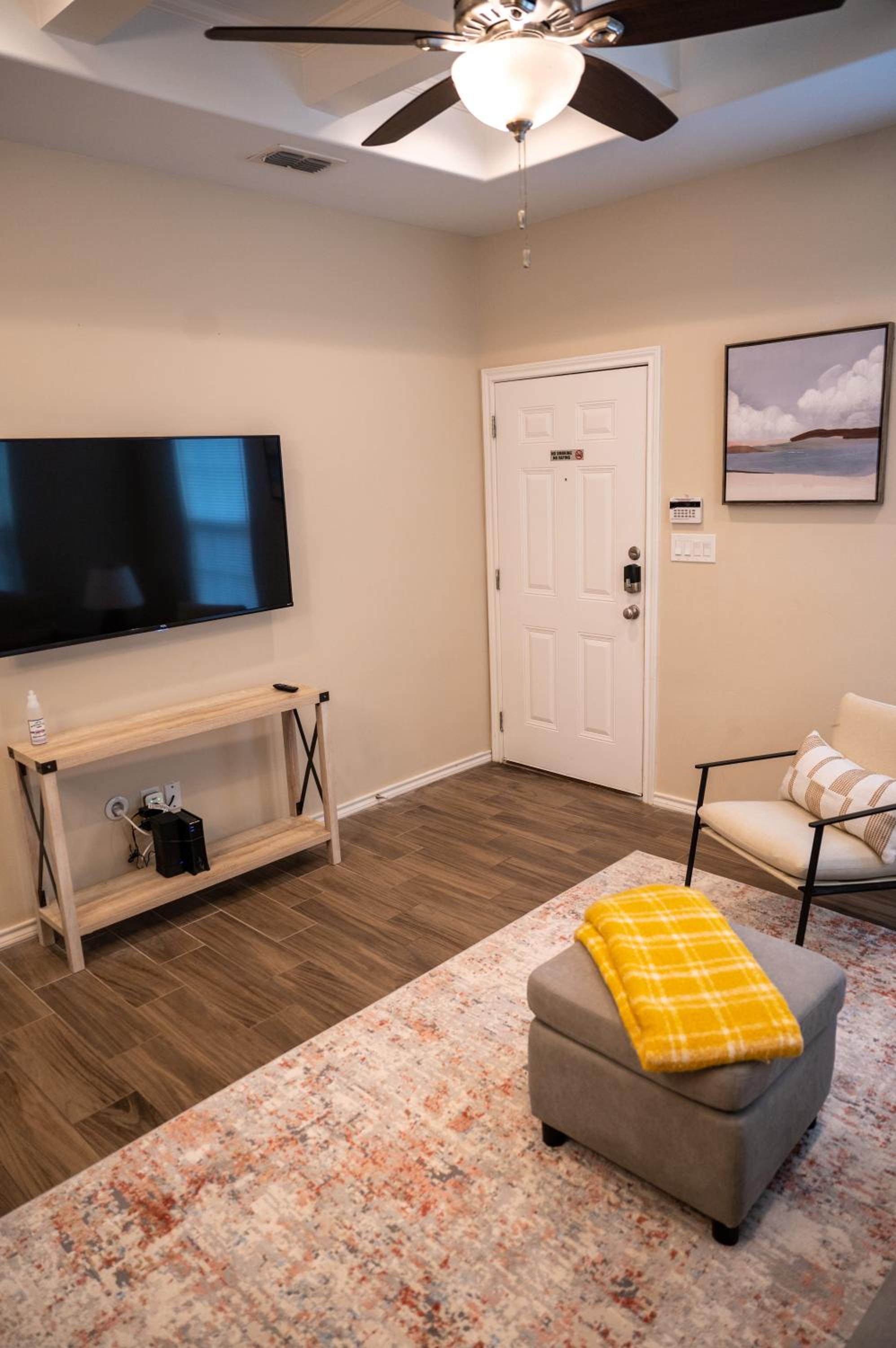 Fabulous King Size Bed in a Gated Neighborhood! view 2