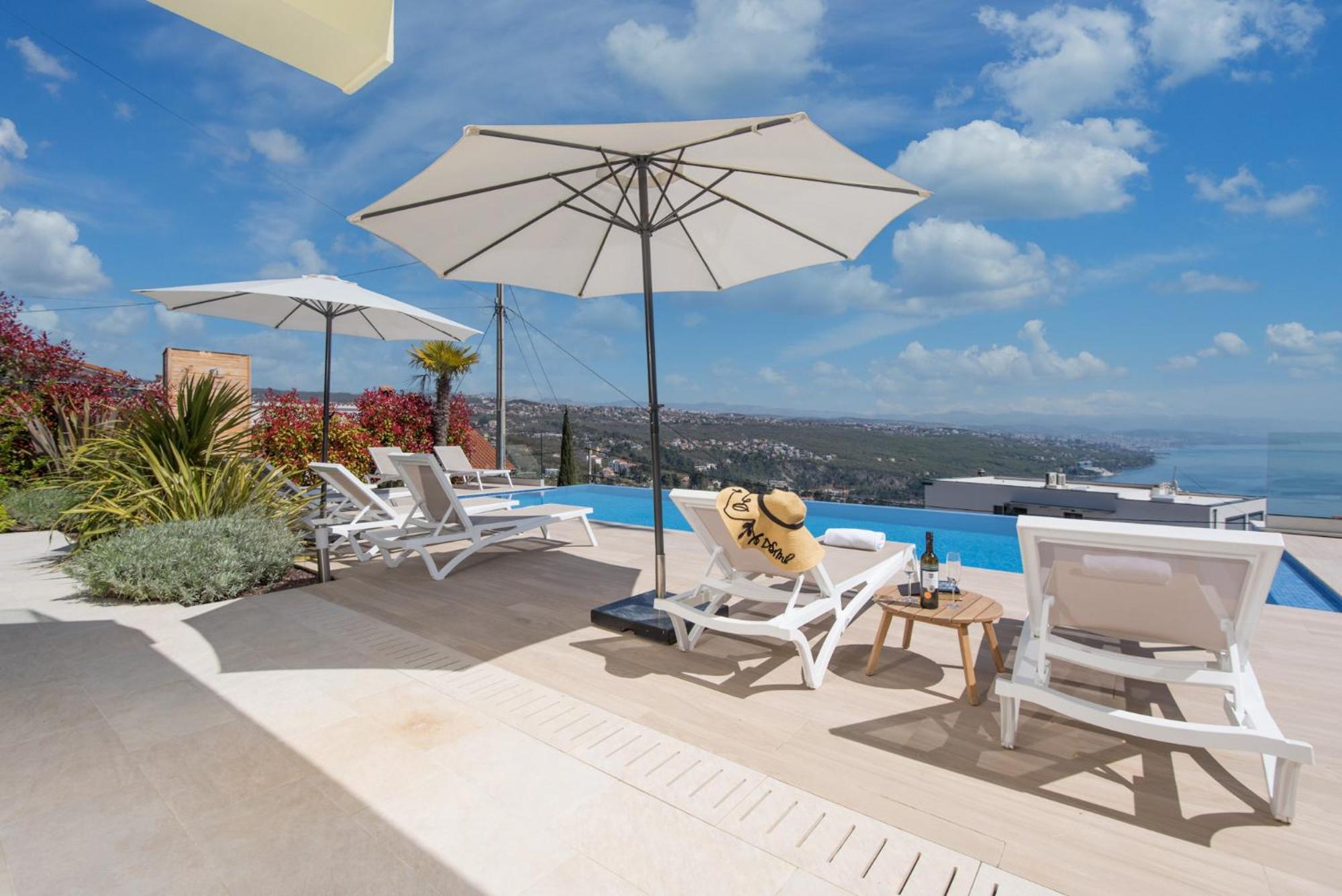 Premium villa, heatable infinity pool, jacuzzi and seaview, beach and city just 10min by foot view 4