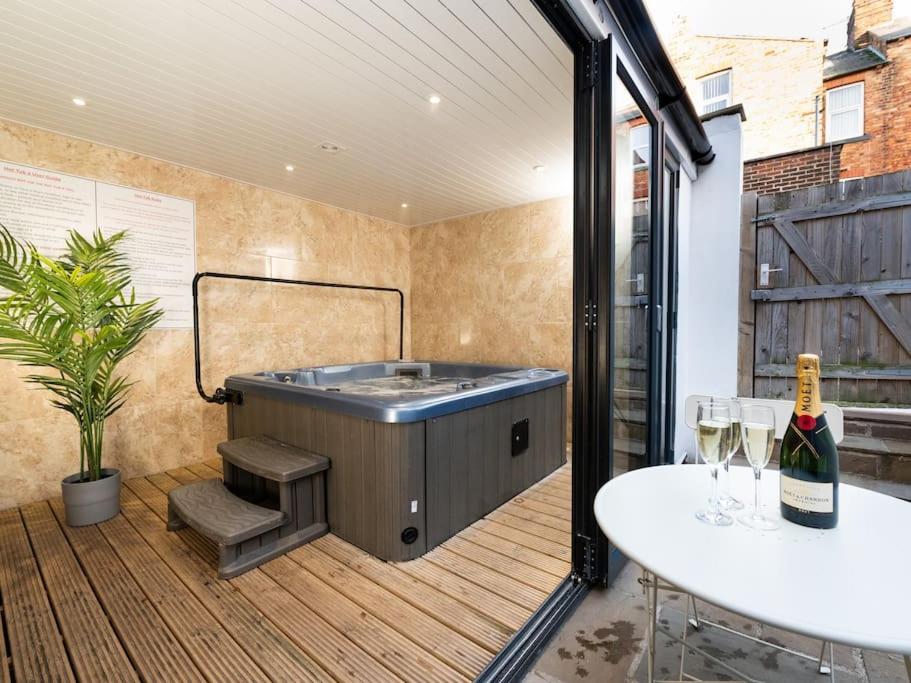 Scarborough Stays - Luxury Townhouse Ideal for large groups - HOT TUB view 2