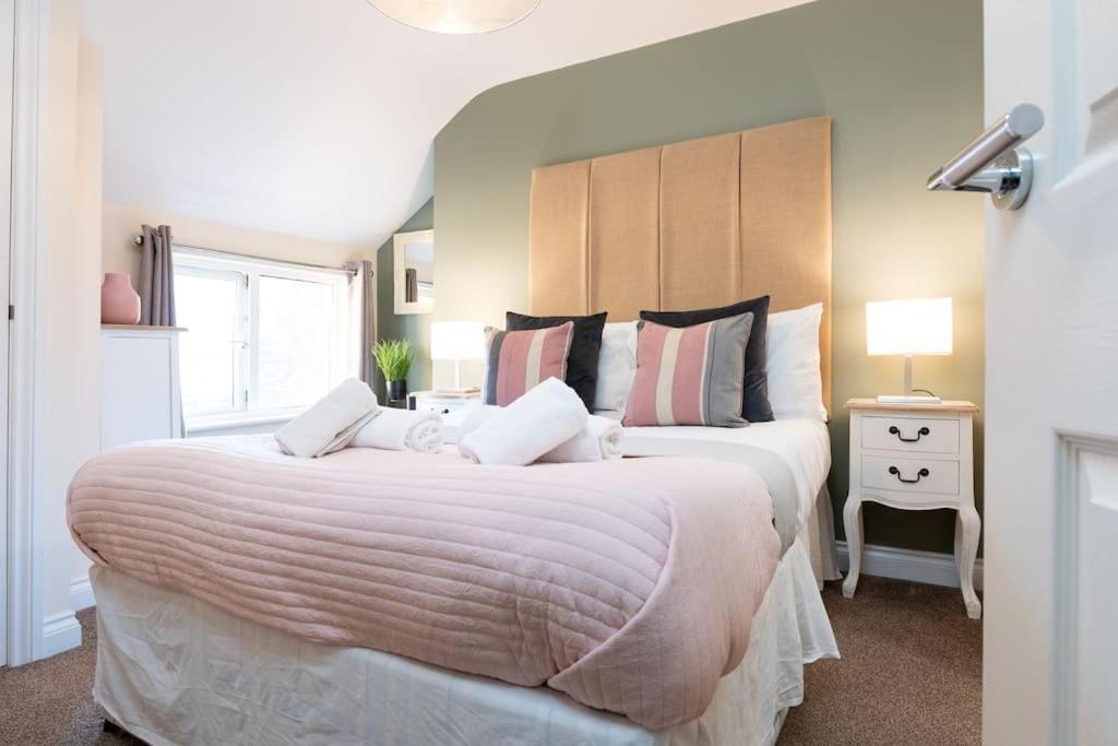 Scarborough Stays - Luxury Townhouse Ideal for large groups - HOT TUB view 4