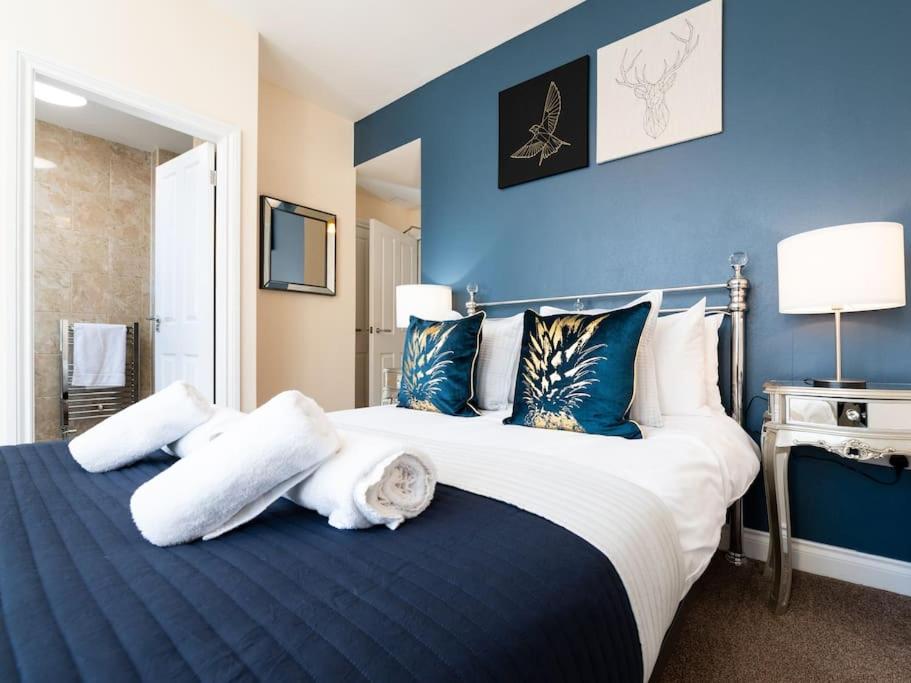 Scarborough Stays - Luxury Townhouse Ideal for large groups - HOT TUB view 5