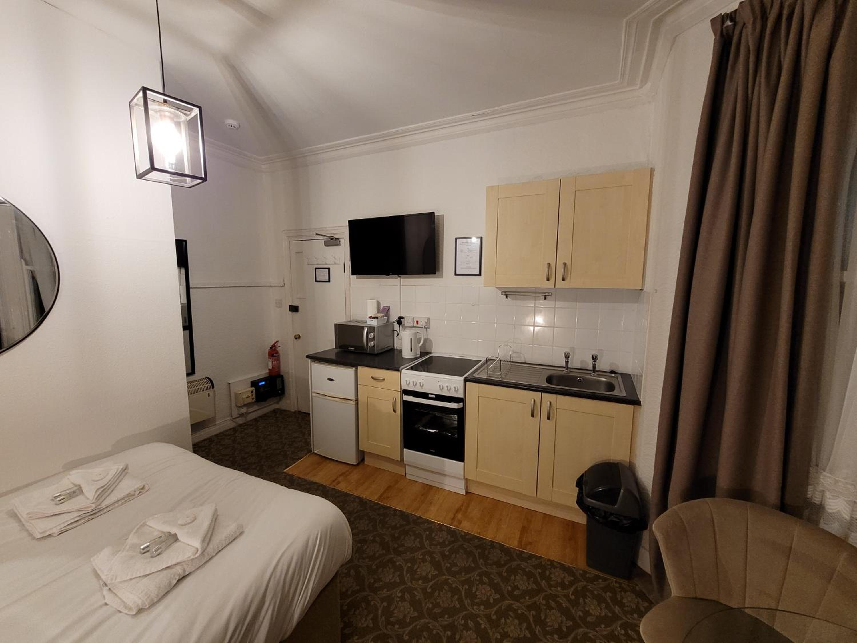 Seaside ground floor flat WIFI & FREE parking view 2