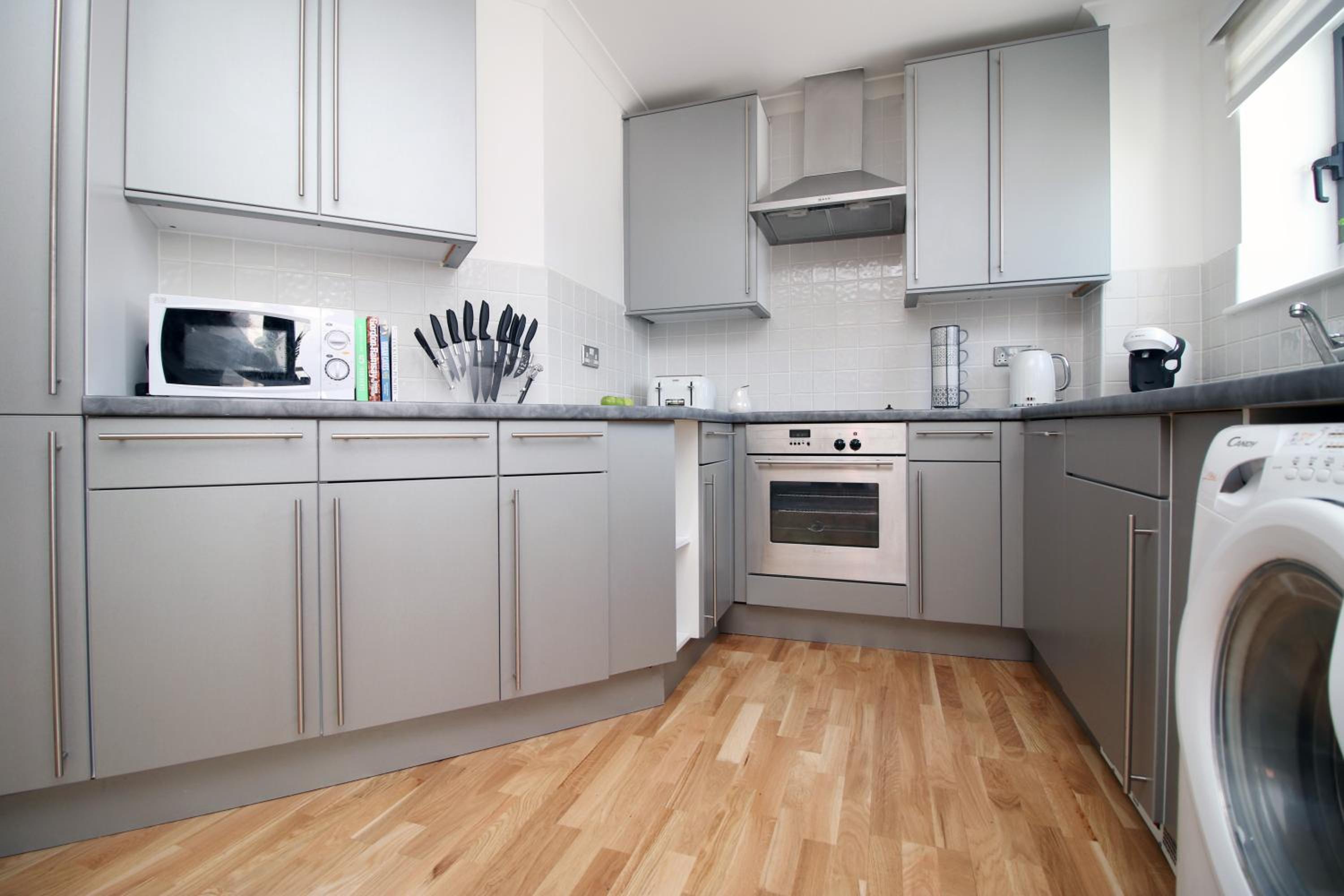 Dray Court - Hyper Central 2 Bedroom Apartment view 2