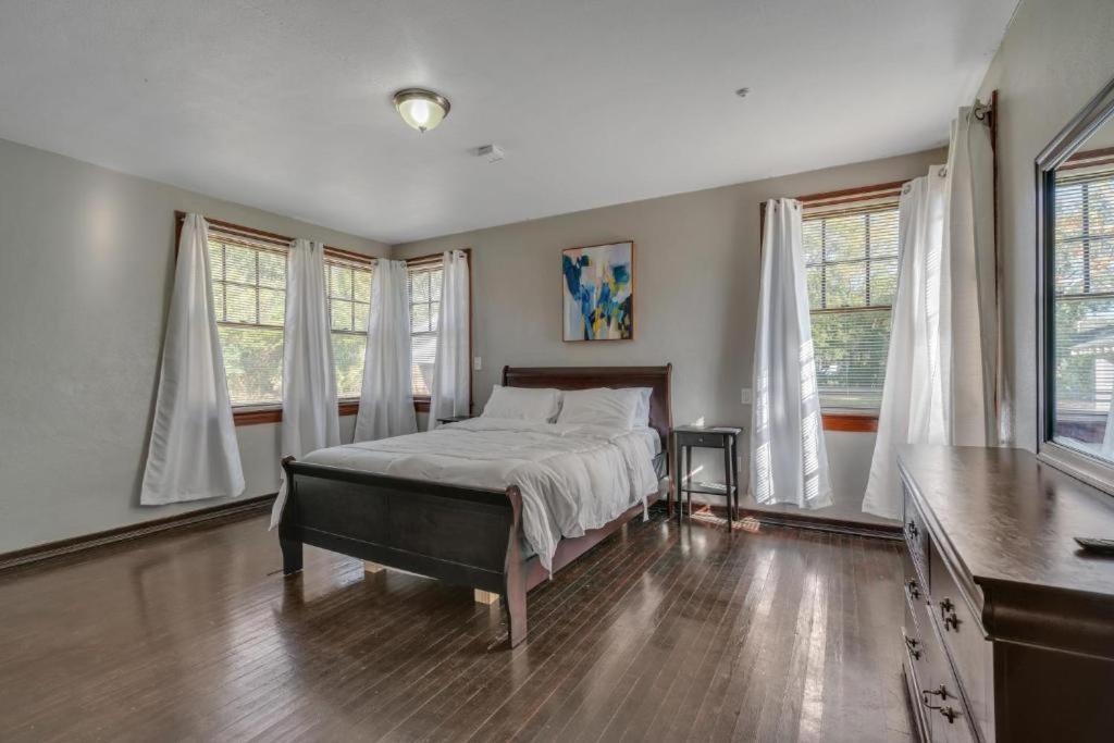Comfy Pet Friendly Home in Jacksonville Mins to Downtown view 5