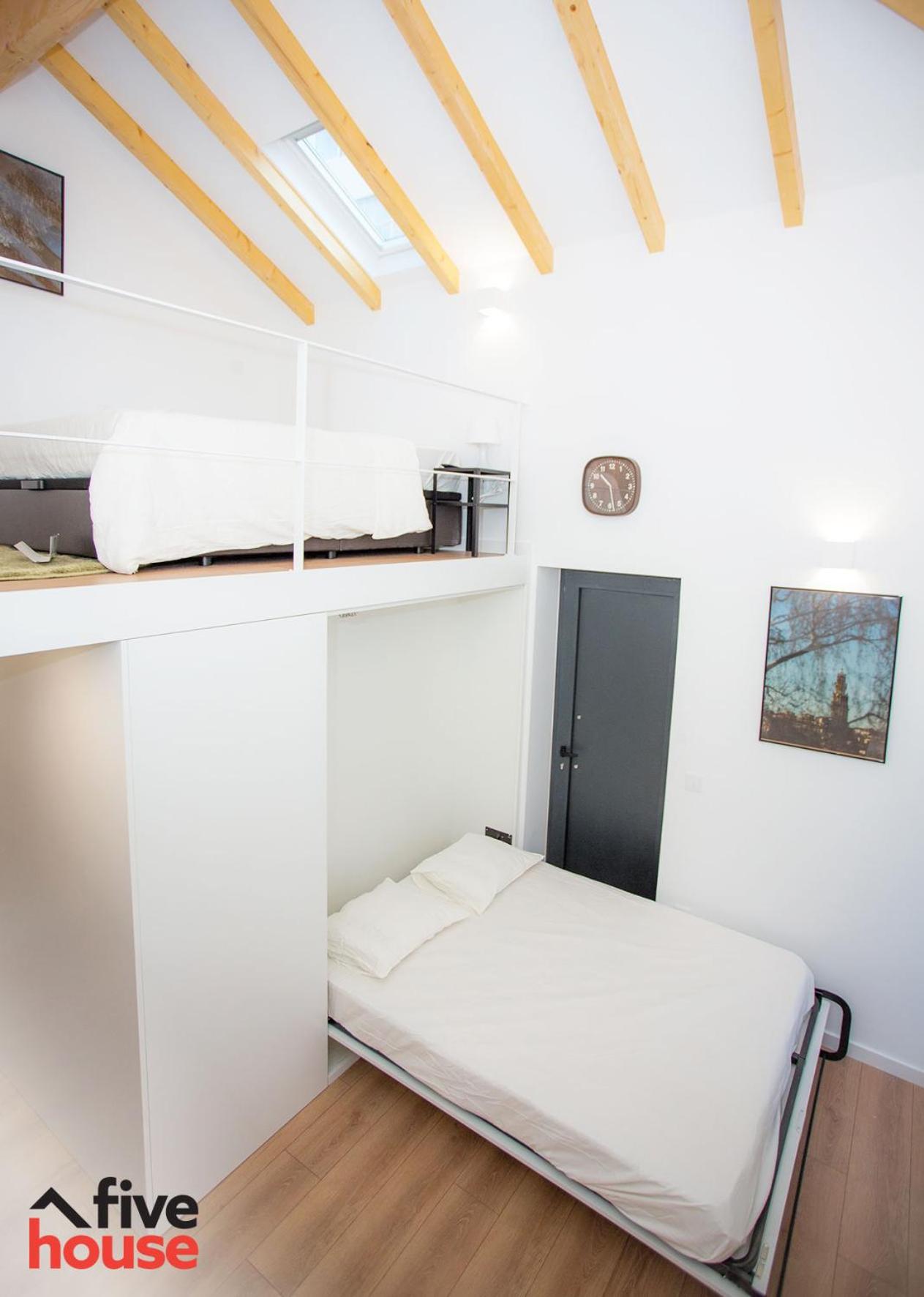 FIVE HOUSE 16
