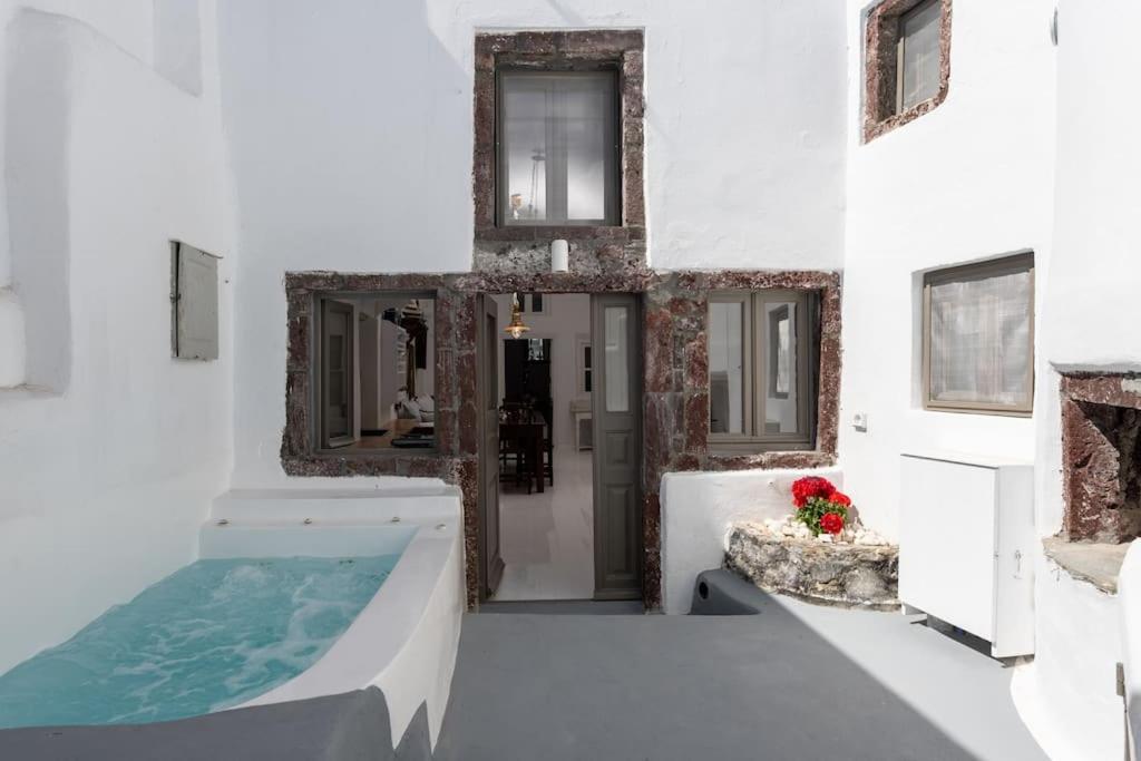 Astrea Suites "Ostria Cave Villa-outdoor Jacuzzi" view 2