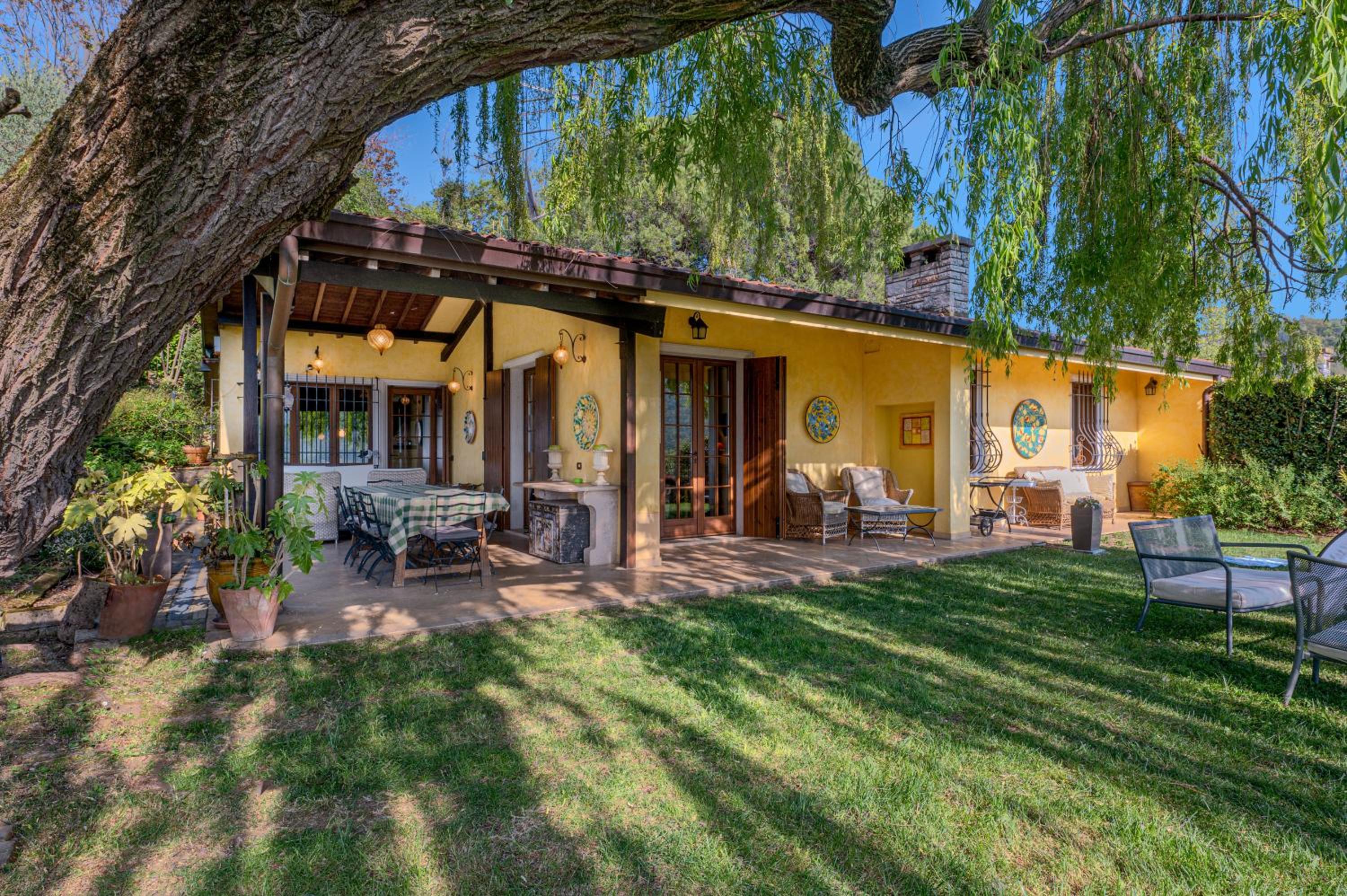 Beautiful villa with private garden and pool view 3