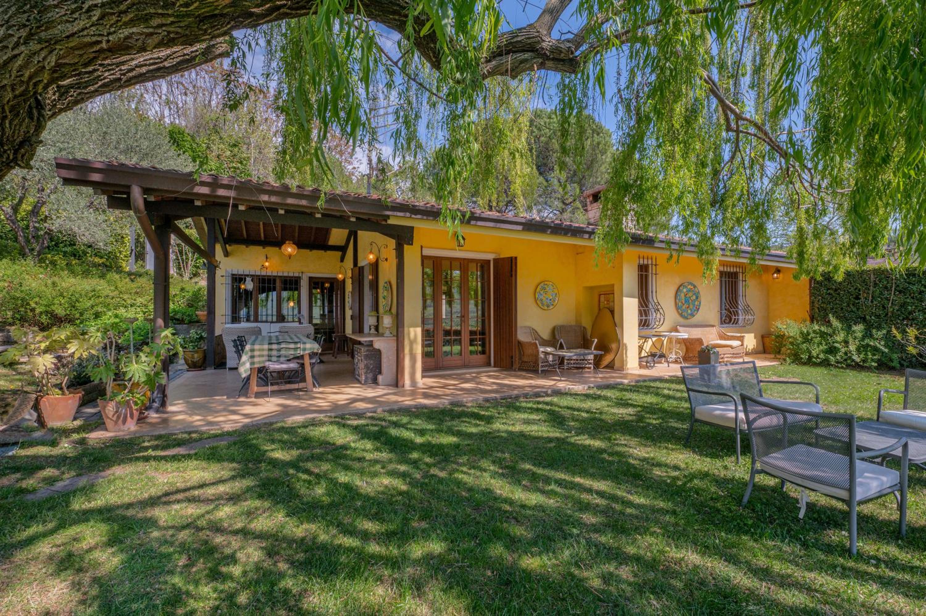 Beautiful villa with private garden and pool view 5