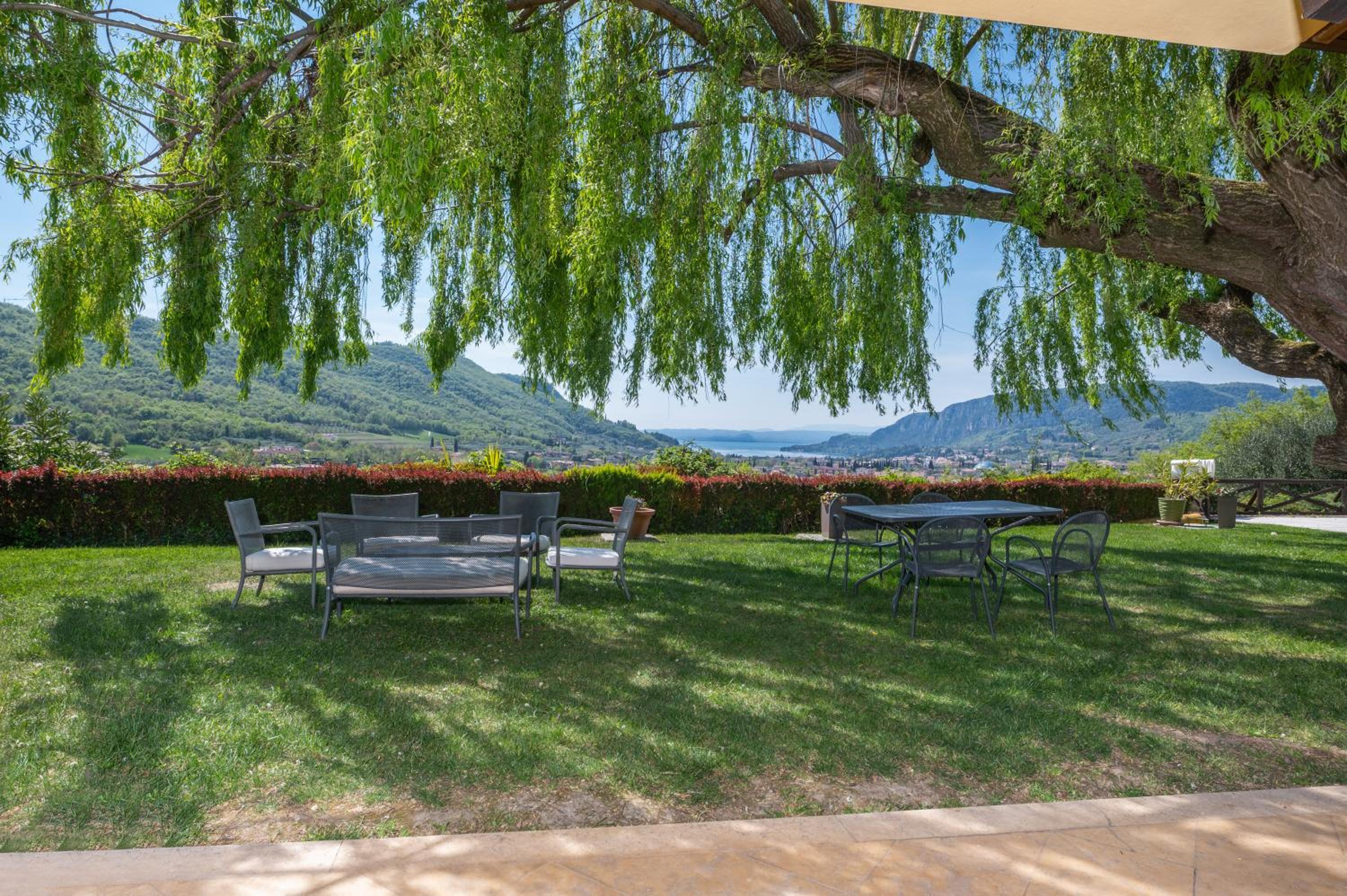 Beautiful villa with private garden and pool view 4